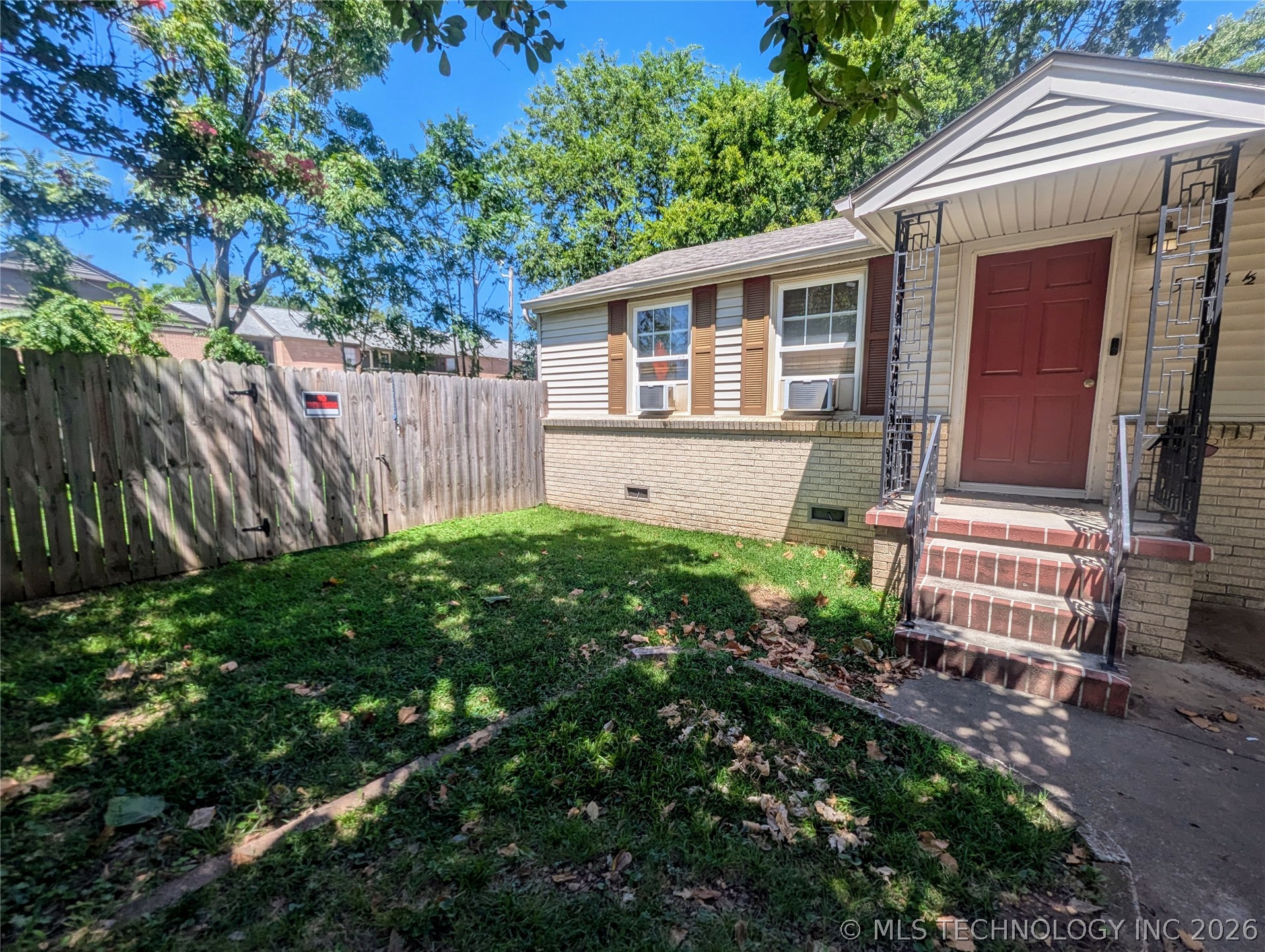 4524 S Quaker Avenue 1/2 Property Photo 1