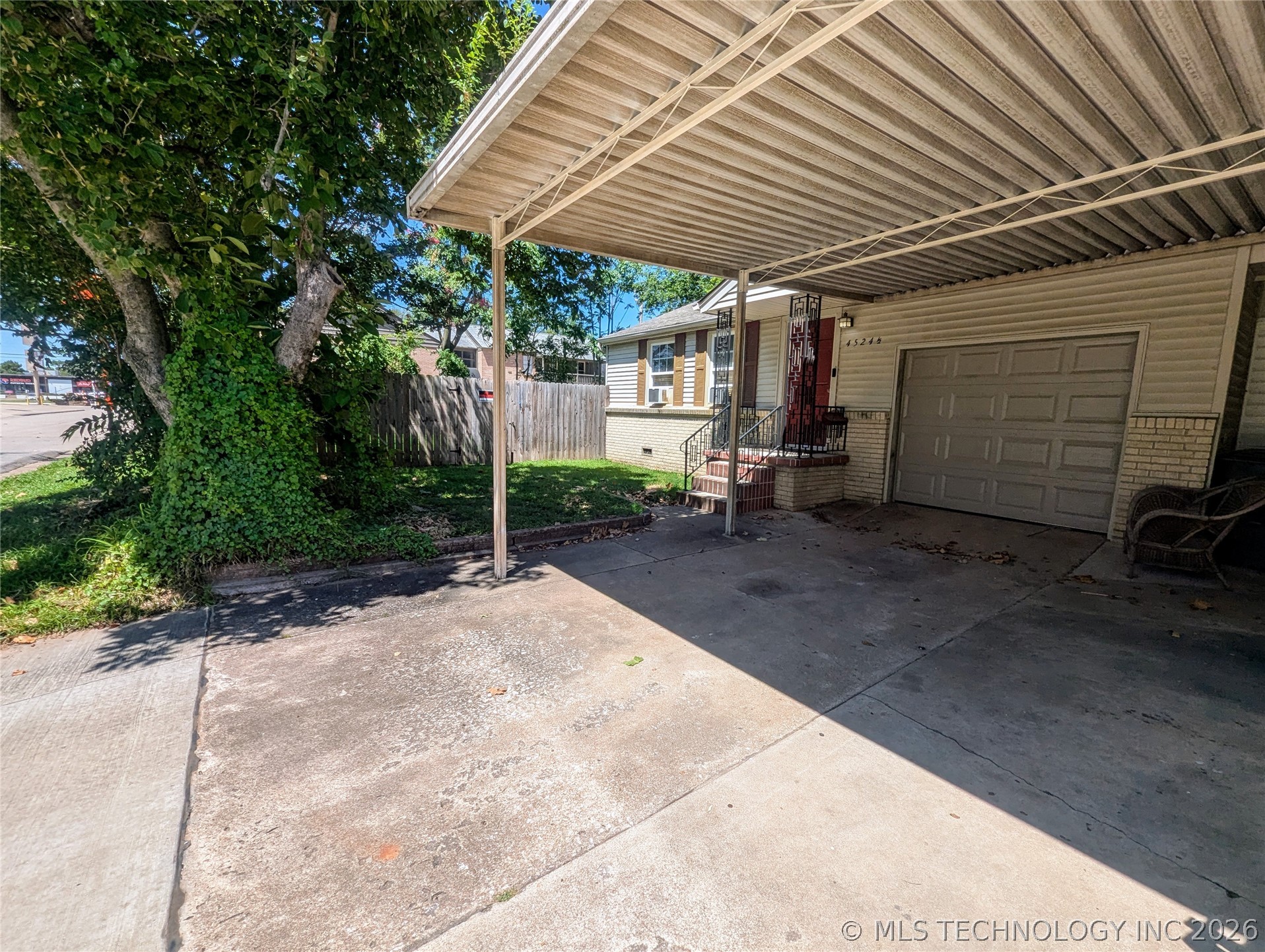 4524 S Quaker Avenue 1/2 Property Photo 2