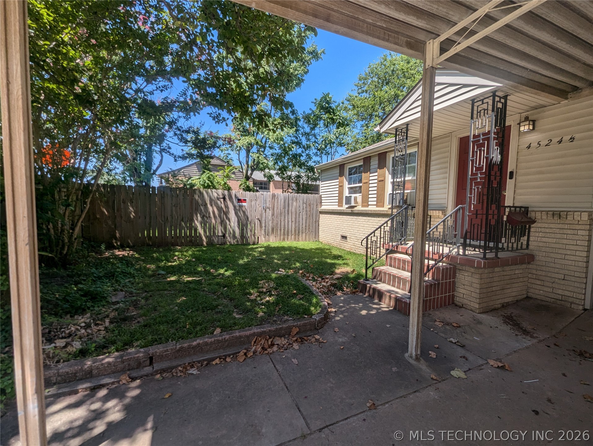 4524 S Quaker Avenue 1/2 Property Photo 3