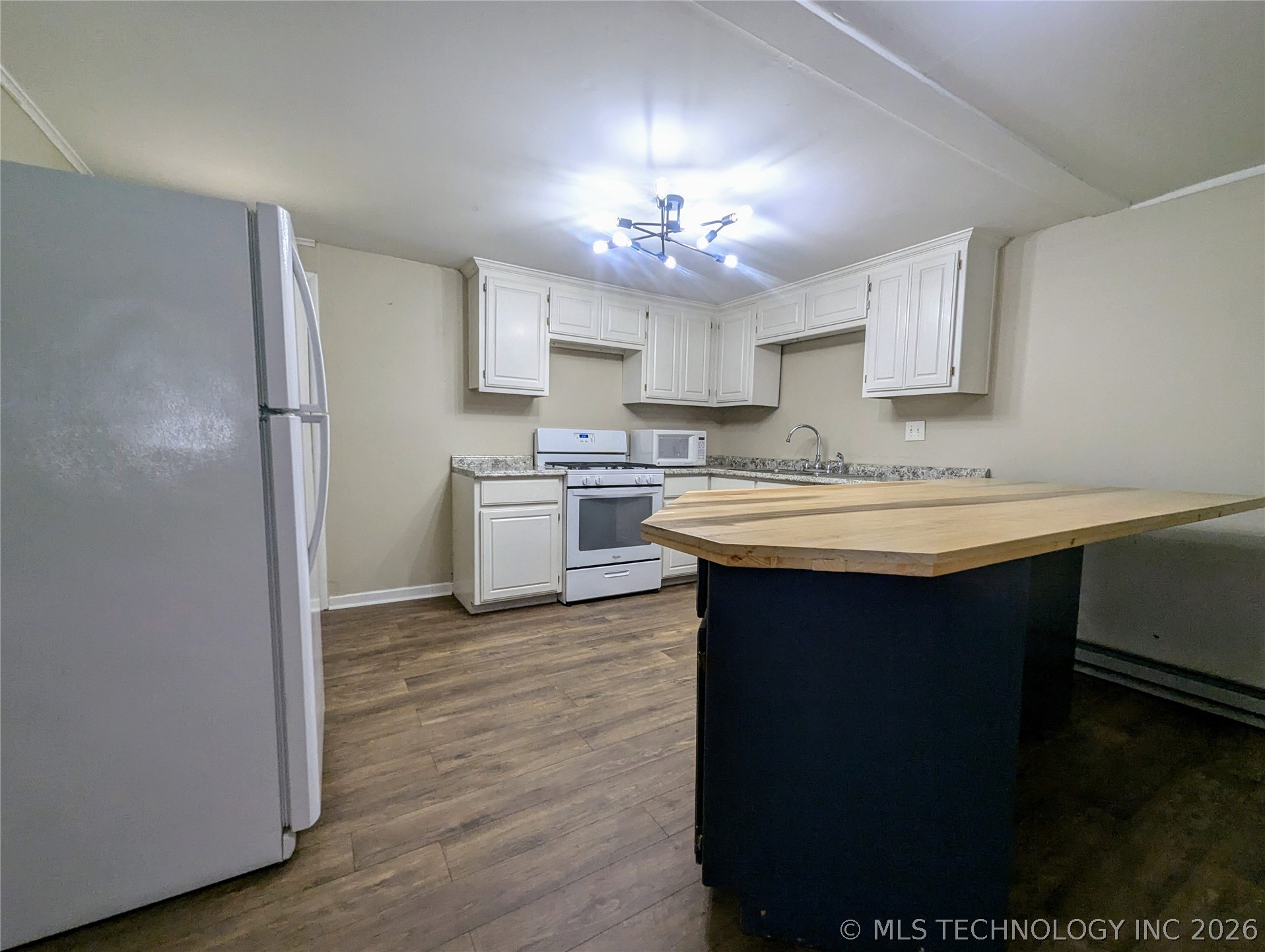 4524 S Quaker Avenue 1/2 Property Photo 8