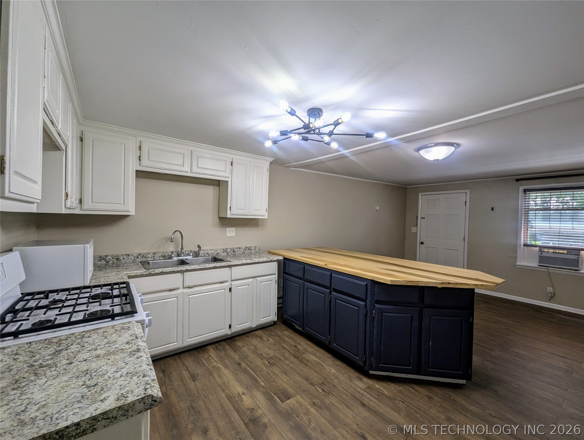 4524 S Quaker Avenue 1/2 Property Photo 11