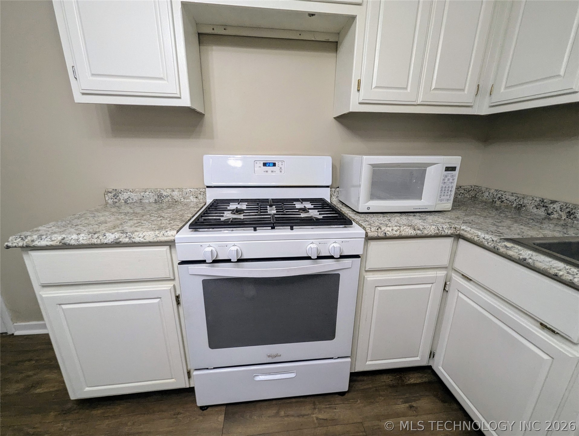 4524 S Quaker Avenue 1/2 Property Photo 13