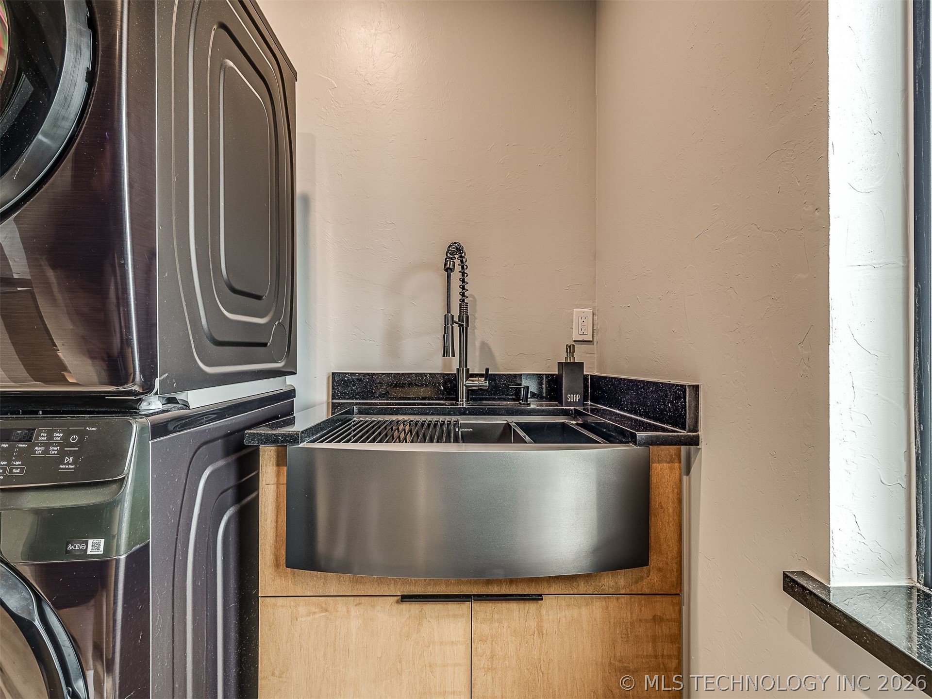 87 Rose Way Property Photo 35