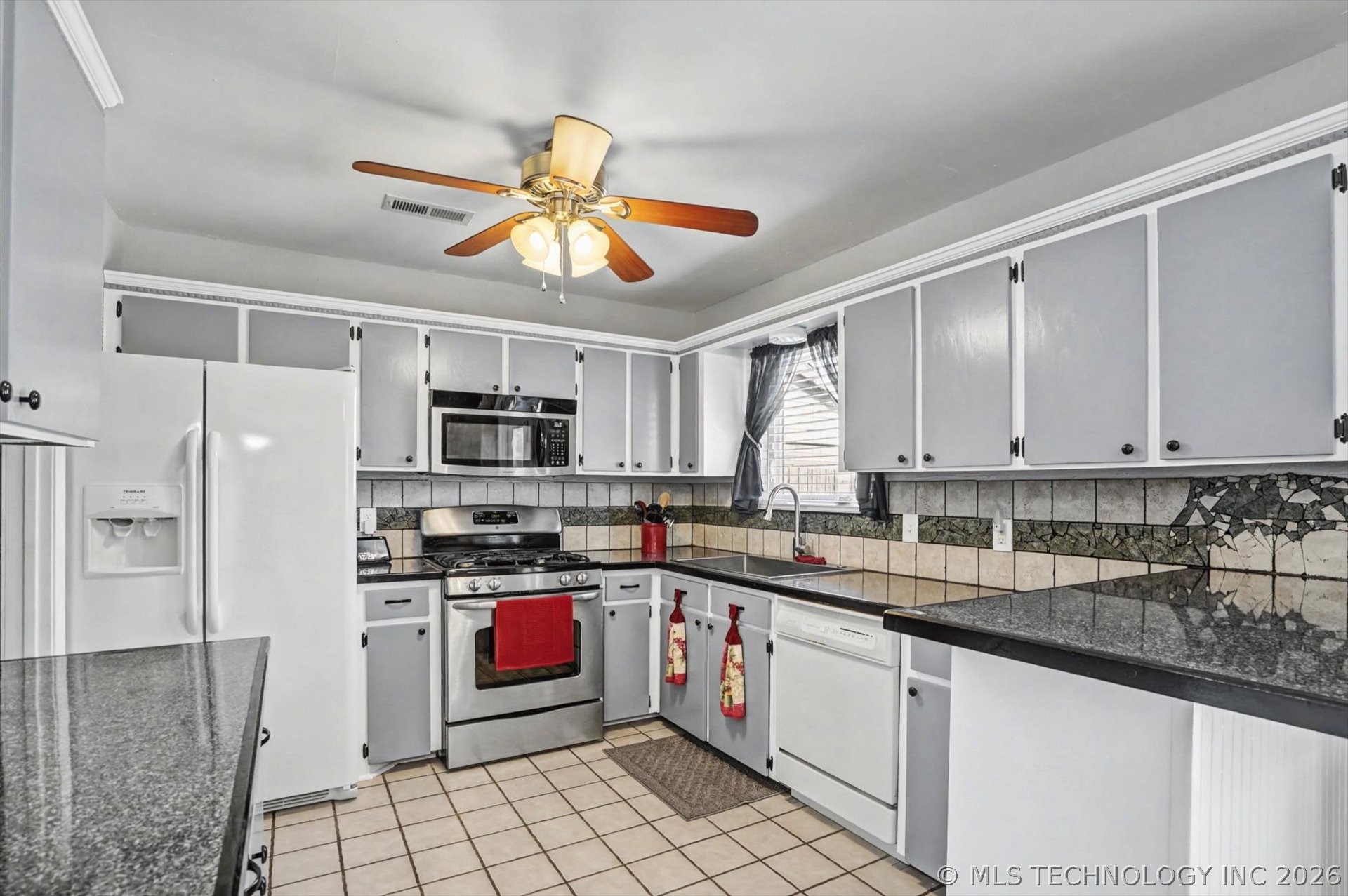 8005 S Date Avenue Property Photo 14