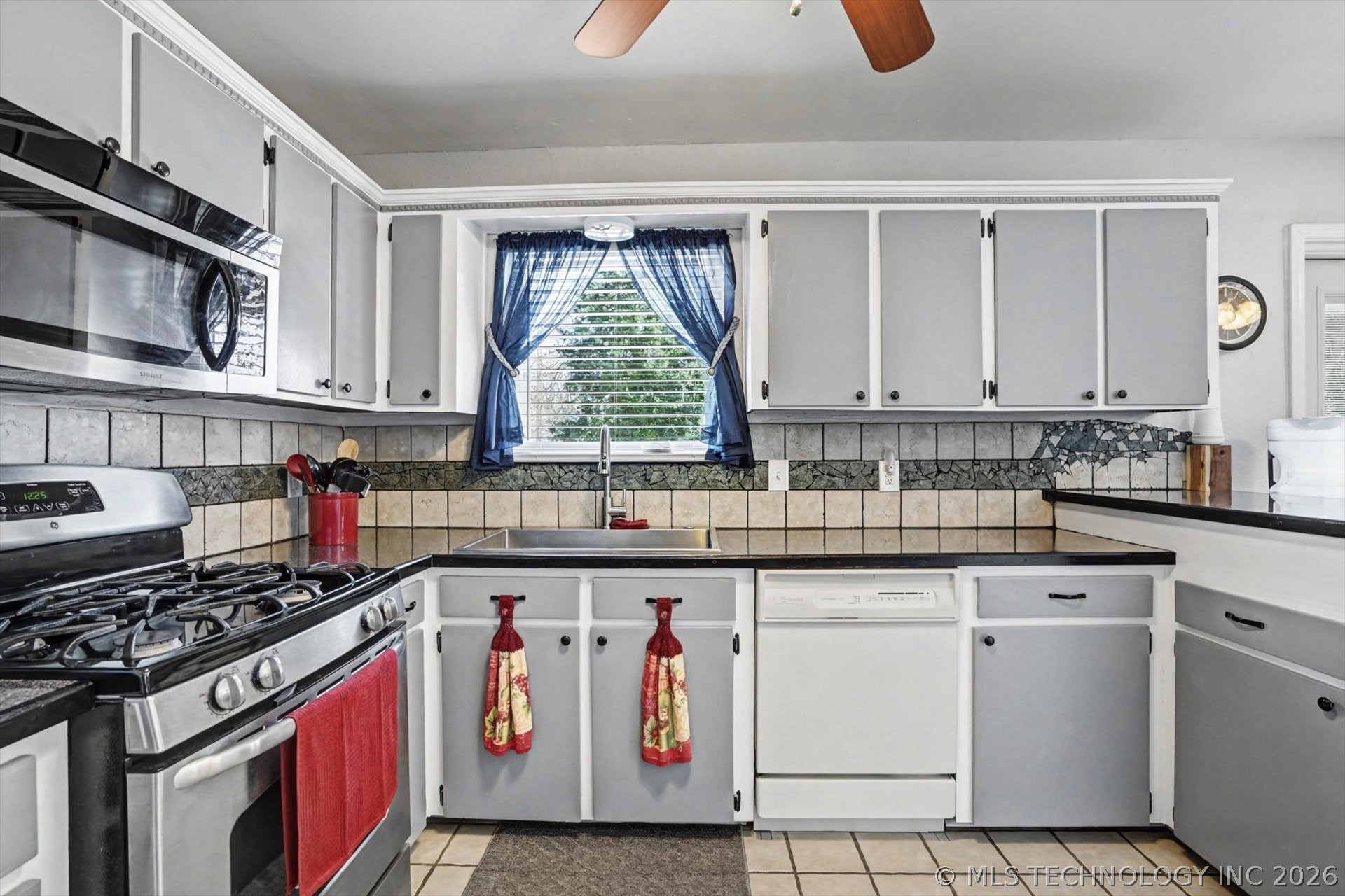 8005 S Date Avenue Property Photo 15