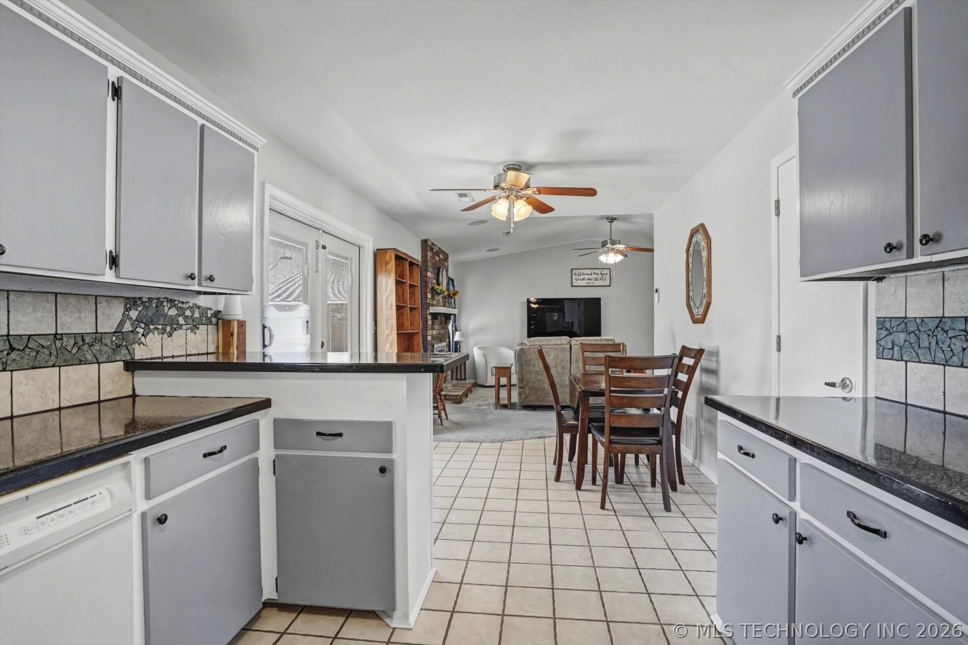 8005 S Date Avenue Property Photo 16
