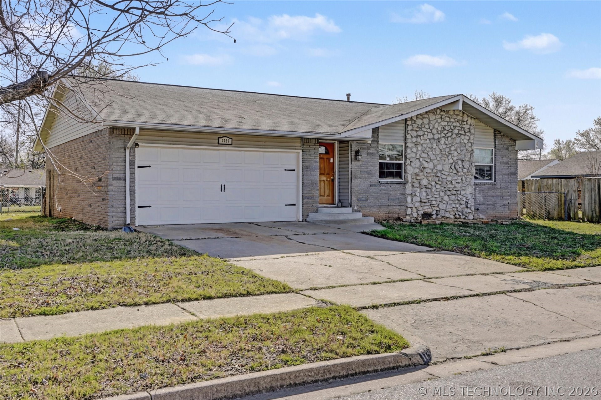 1741 S Pecan Avenue Property Photo 2