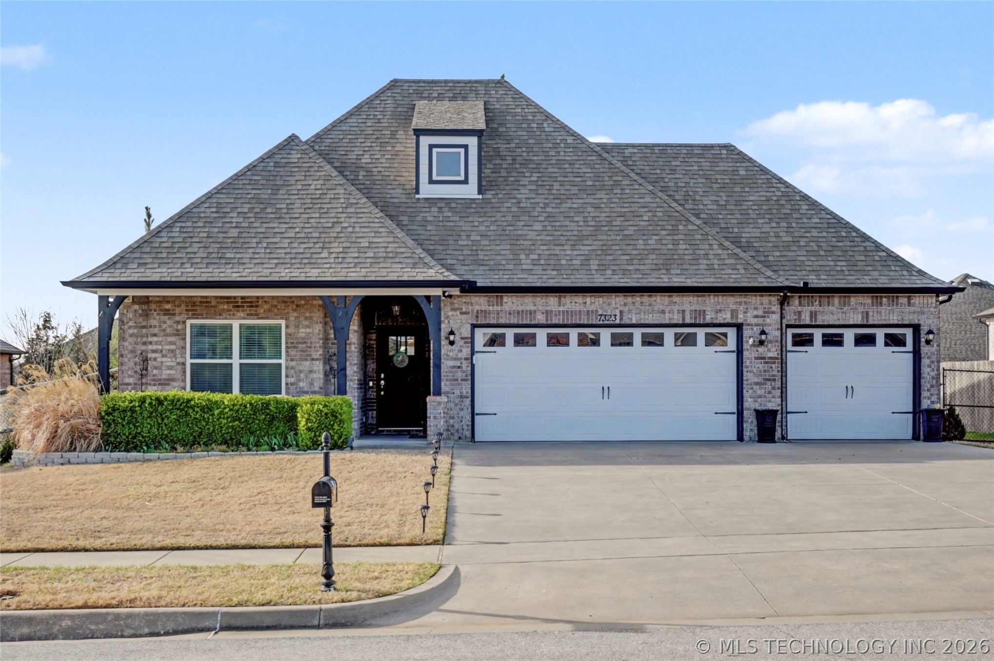 7323 E Oak Ridge Street Property Photo 2