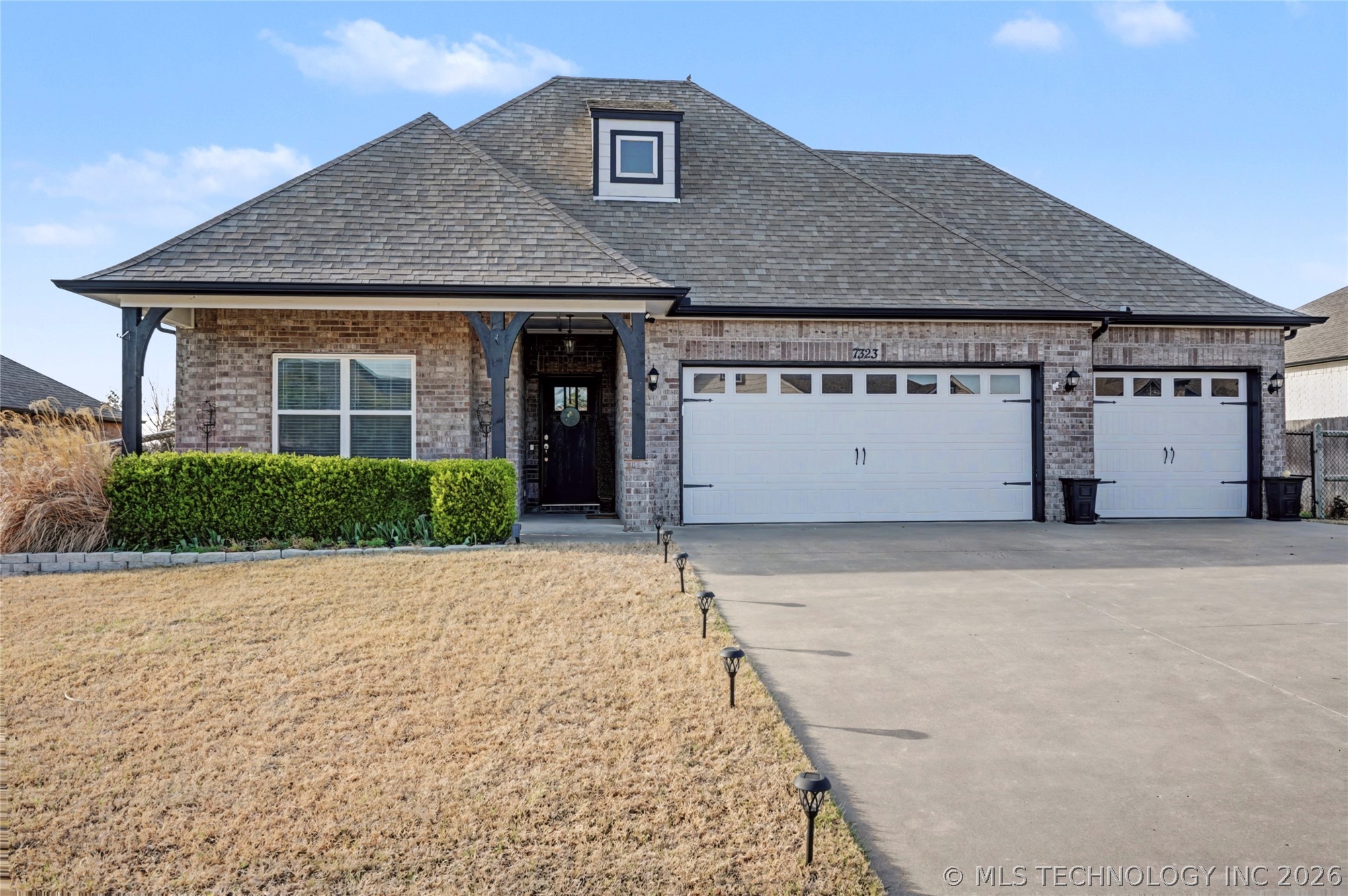 7323 E Oak Ridge Street Property Photo 3