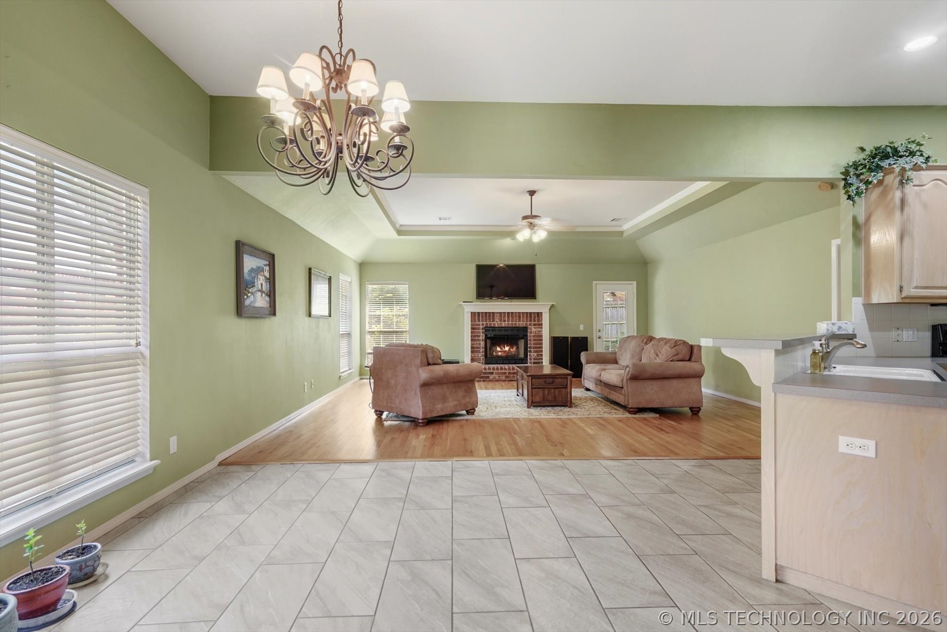 2405 S Willow Avenue Property Photo 8