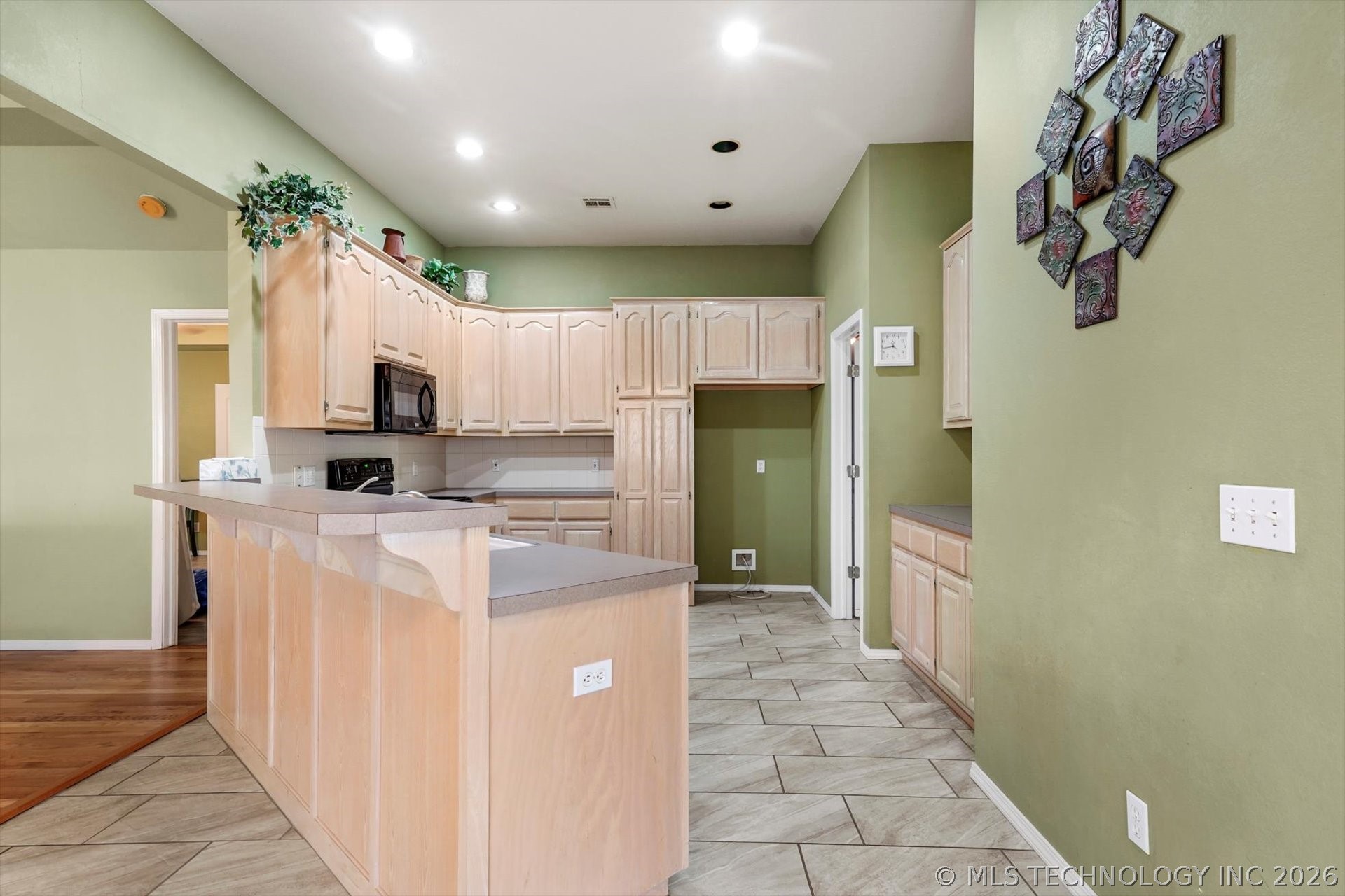 2405 S Willow Avenue Property Photo 10
