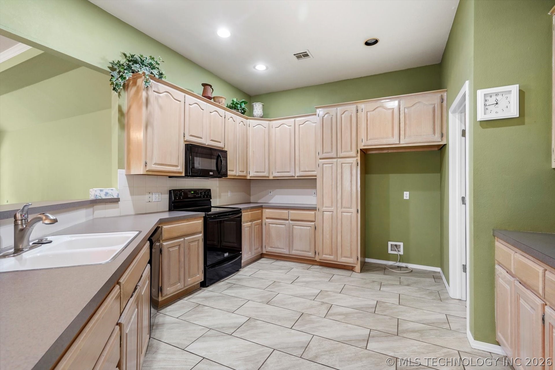 2405 S Willow Avenue Property Photo 11