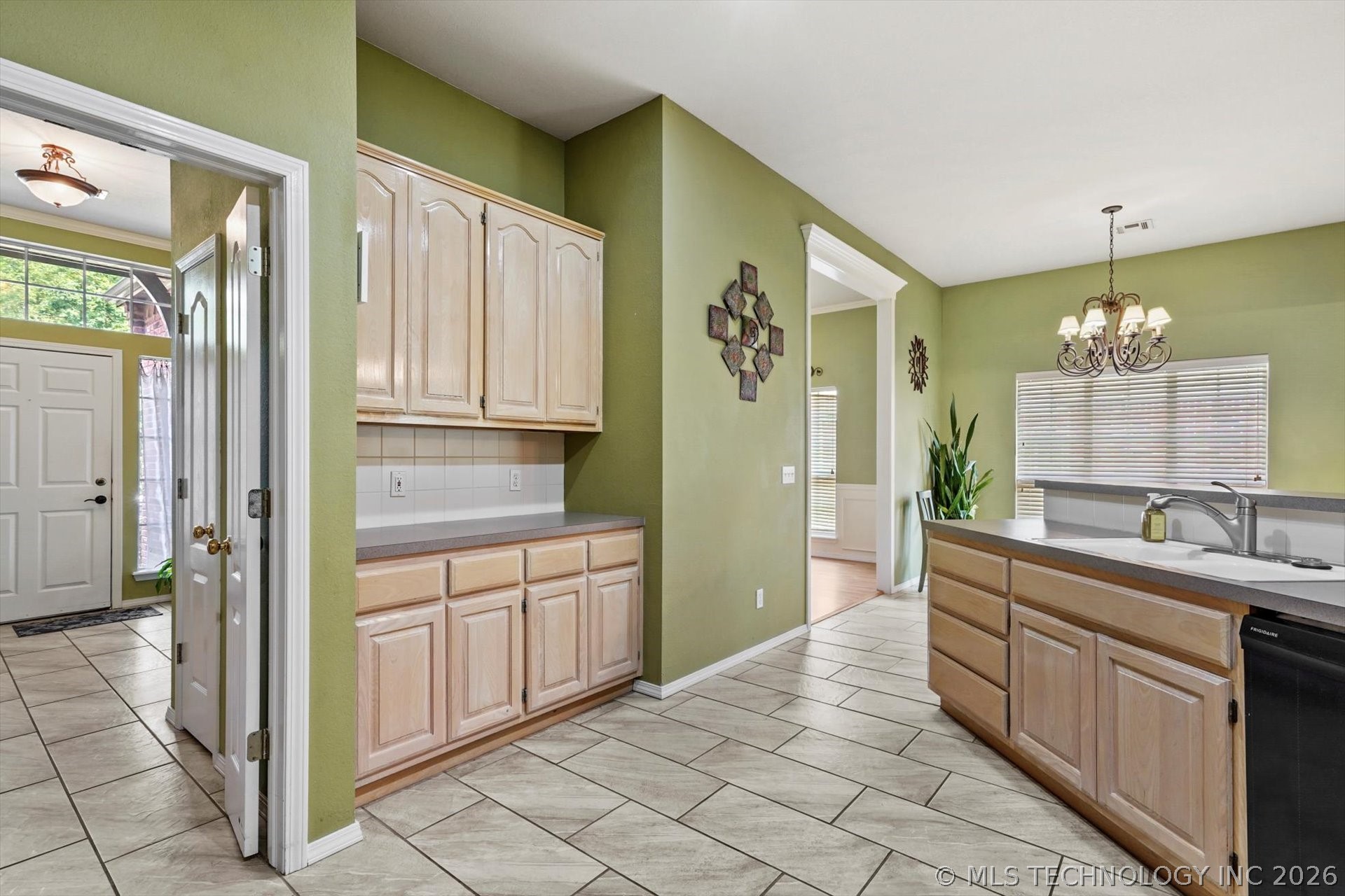 2405 S Willow Avenue Property Photo 13