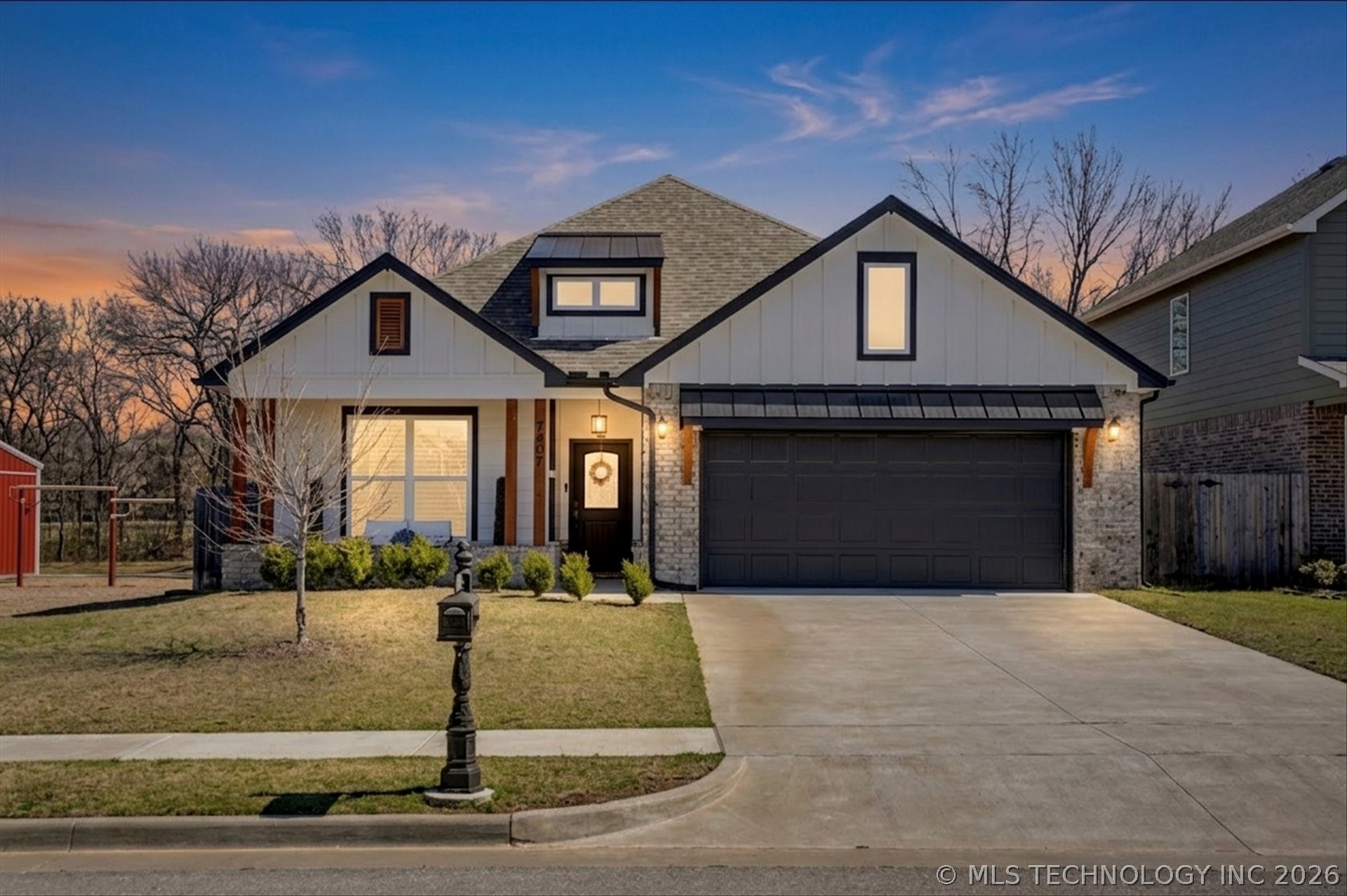 7407 S Walnut Avenue Property Photo 1