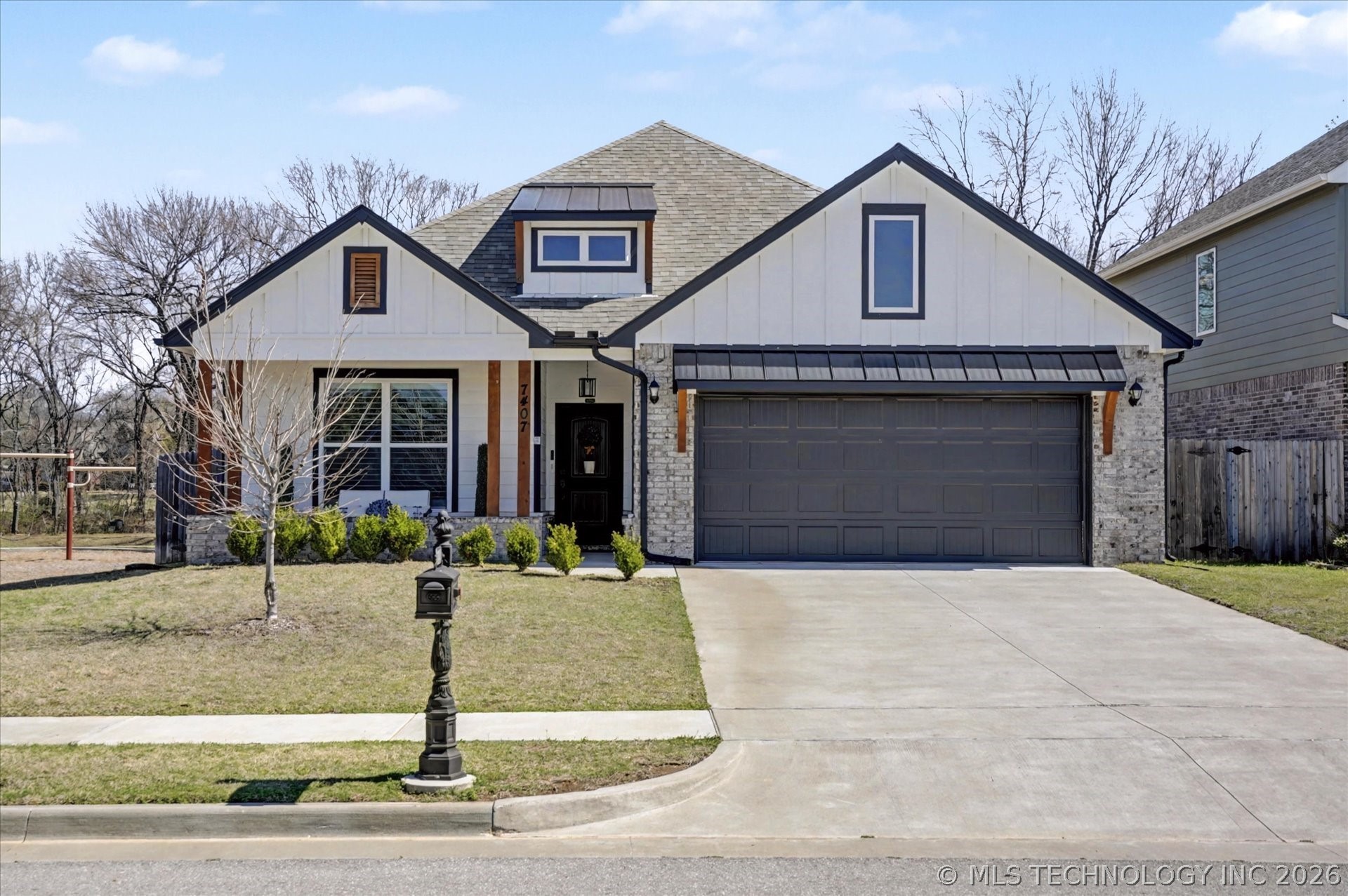 7407 S Walnut Avenue Property Photo 4