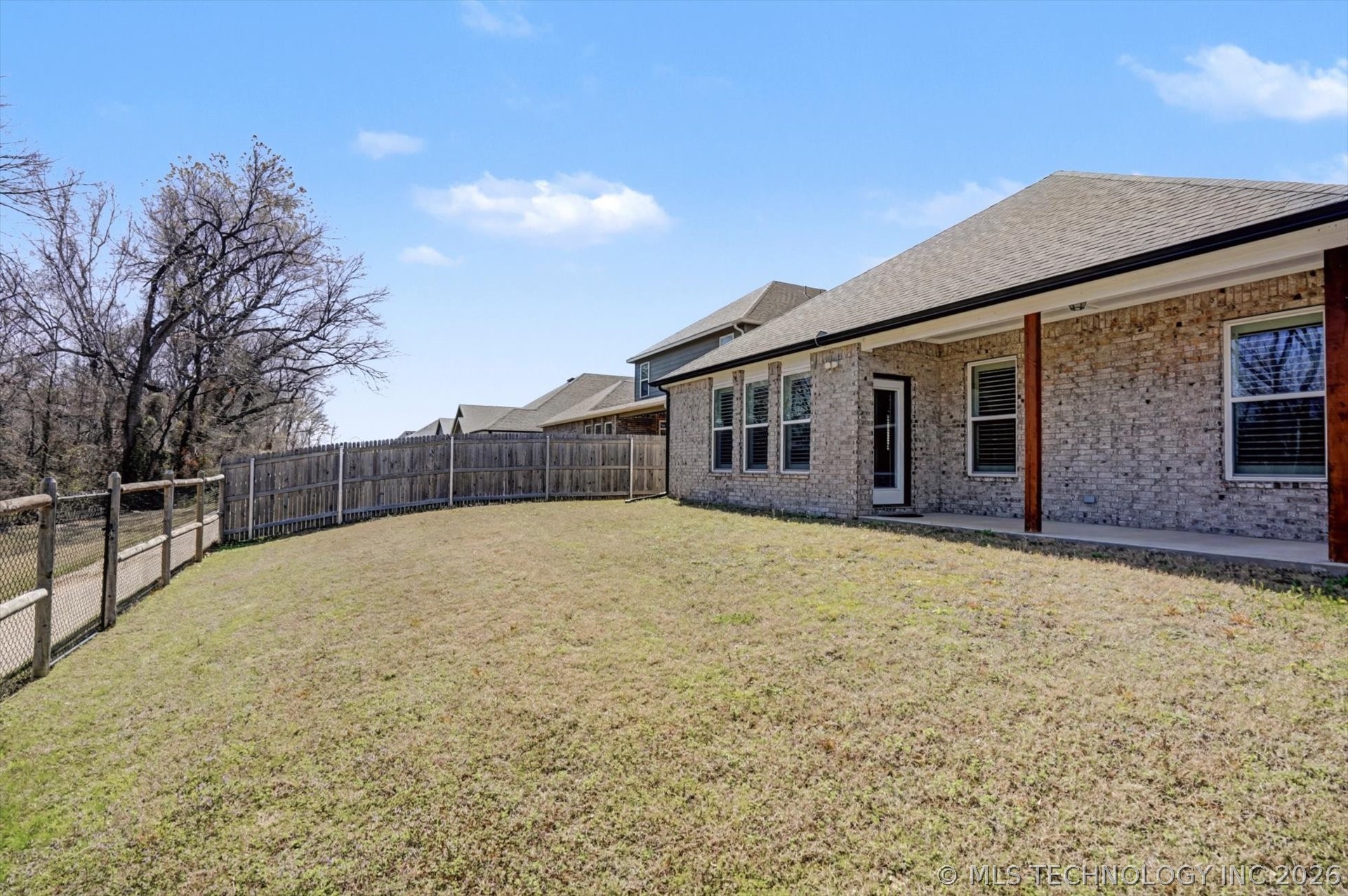 7407 S Walnut Avenue Property Photo 5