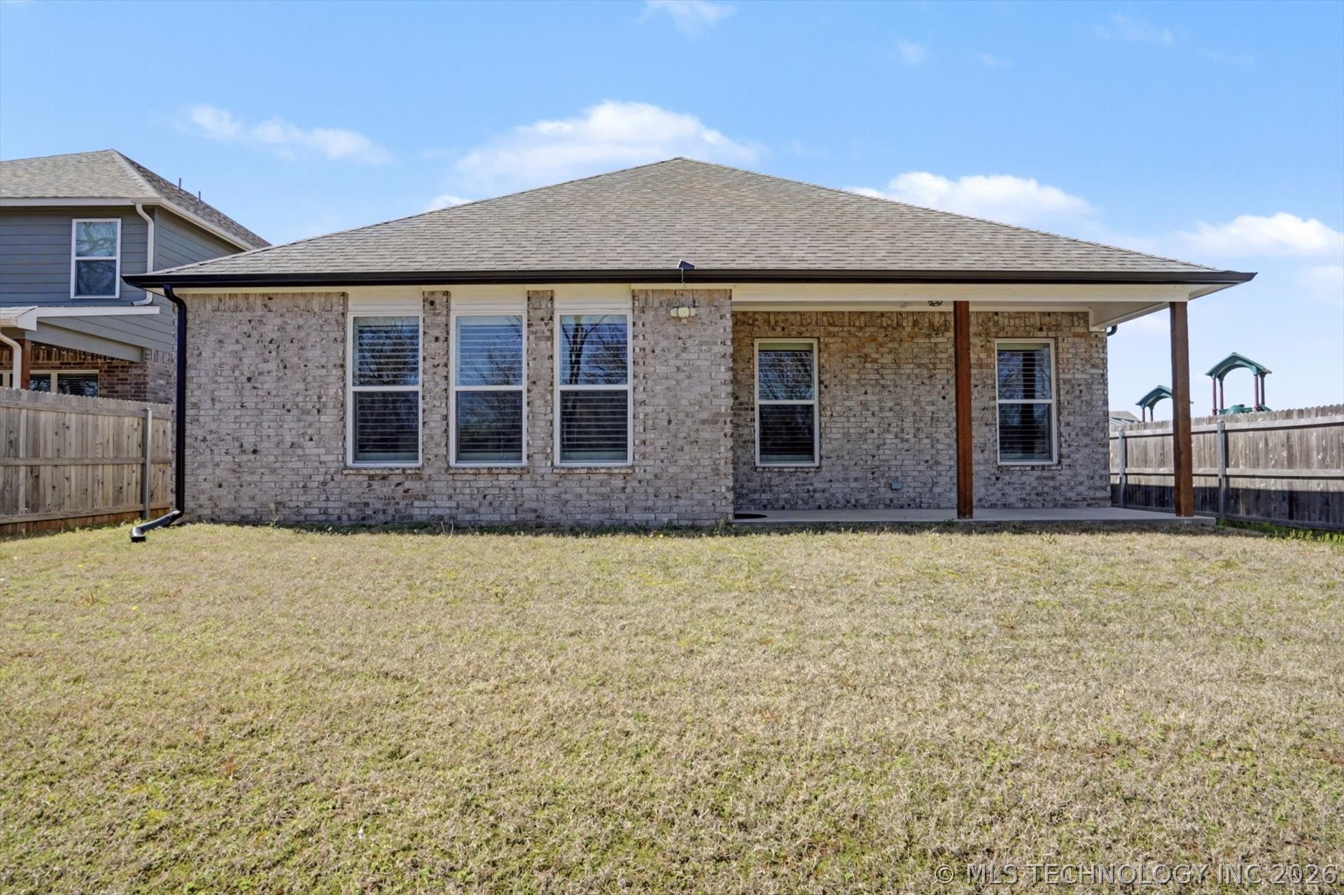 7407 S Walnut Avenue Property Photo 6