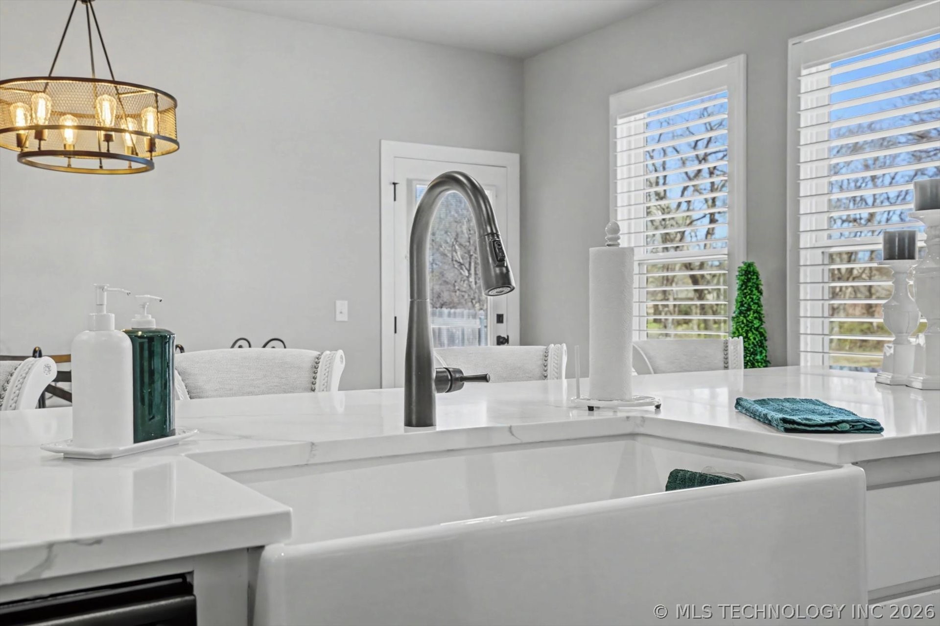 7407 S Walnut Avenue Property Photo 9