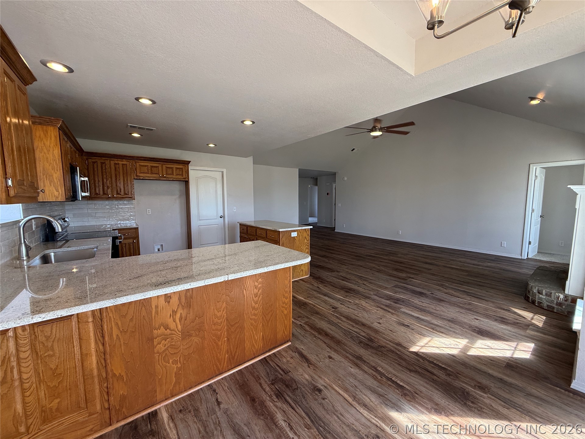 3728 S 195th Avenue Property Photo 6