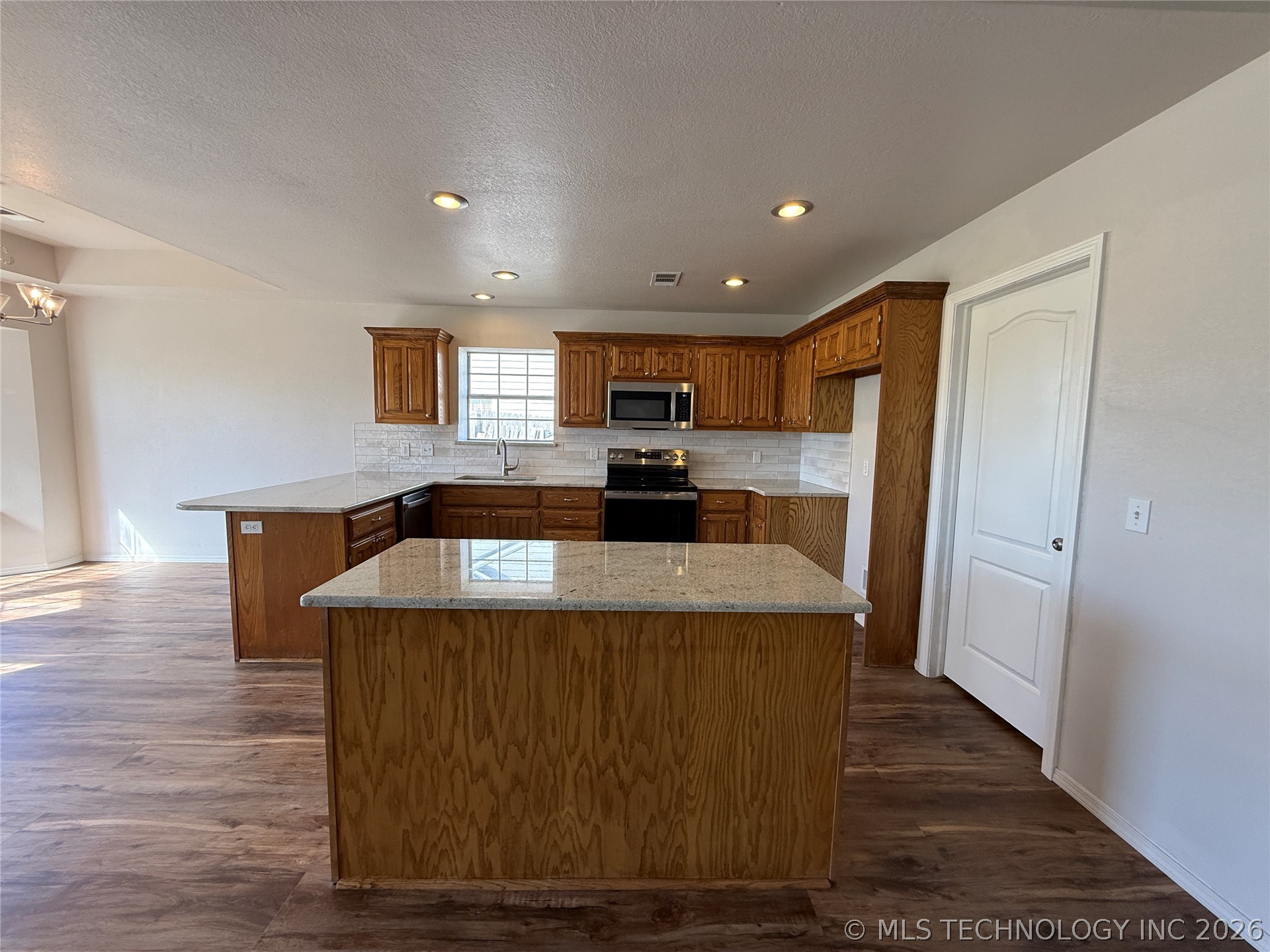 3728 S 195th Avenue Property Photo 8