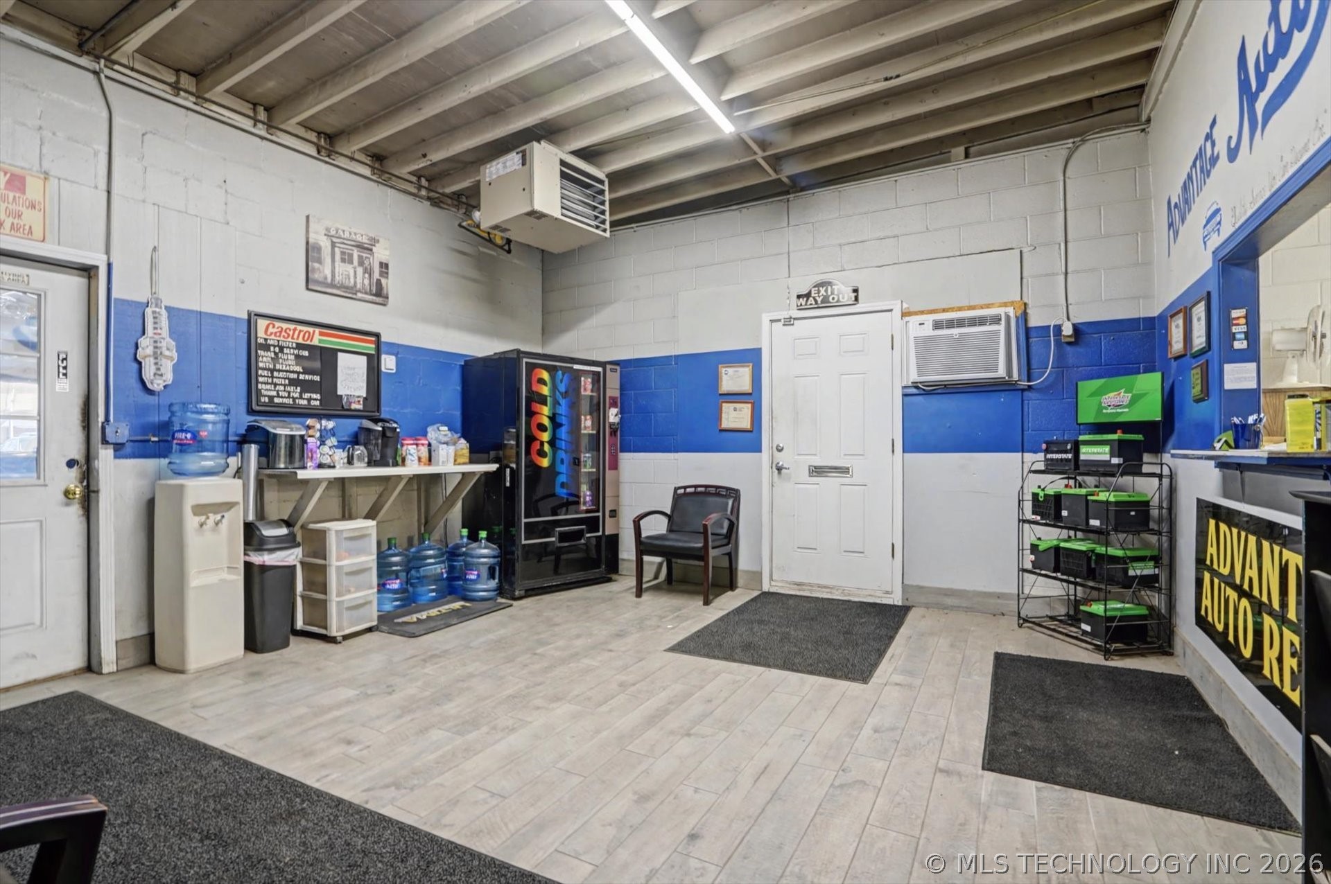 213 E Kenosha Street Property Photo 6