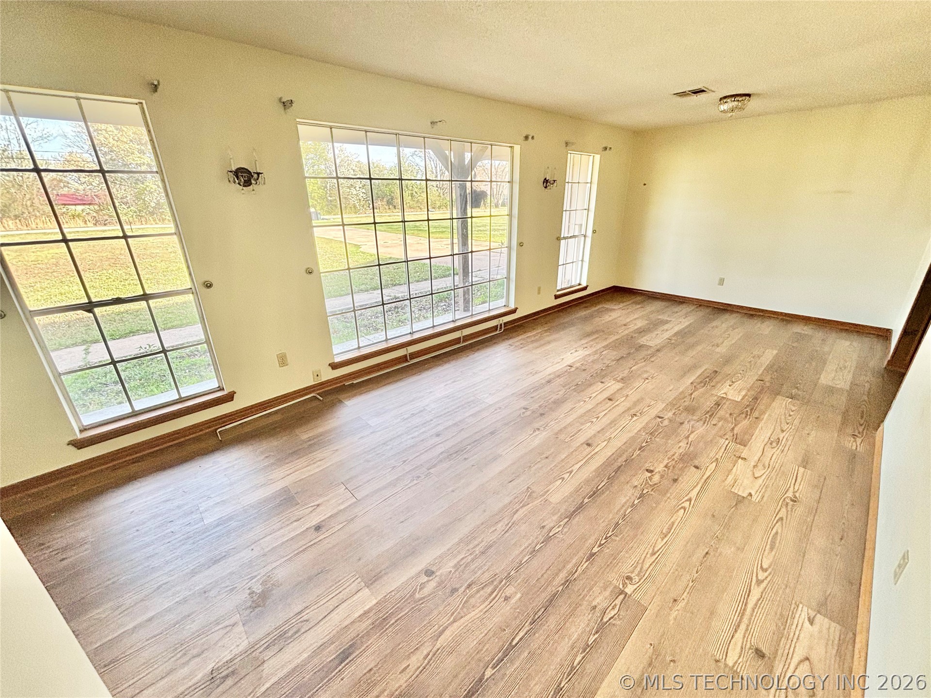 402 S Sockey Lane Property Photo 4