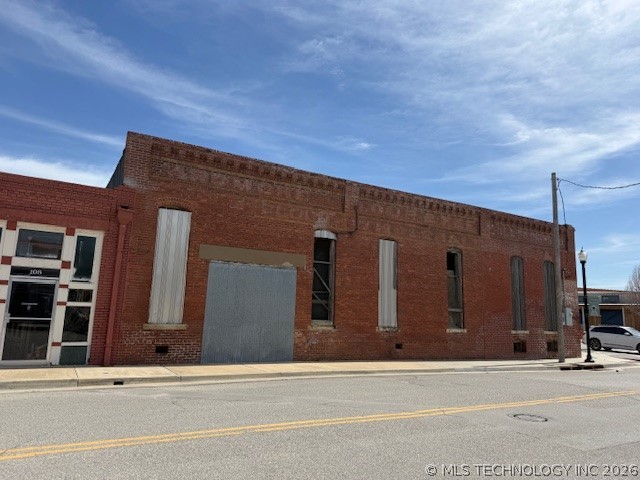 201 E Broadway Property Photo 1