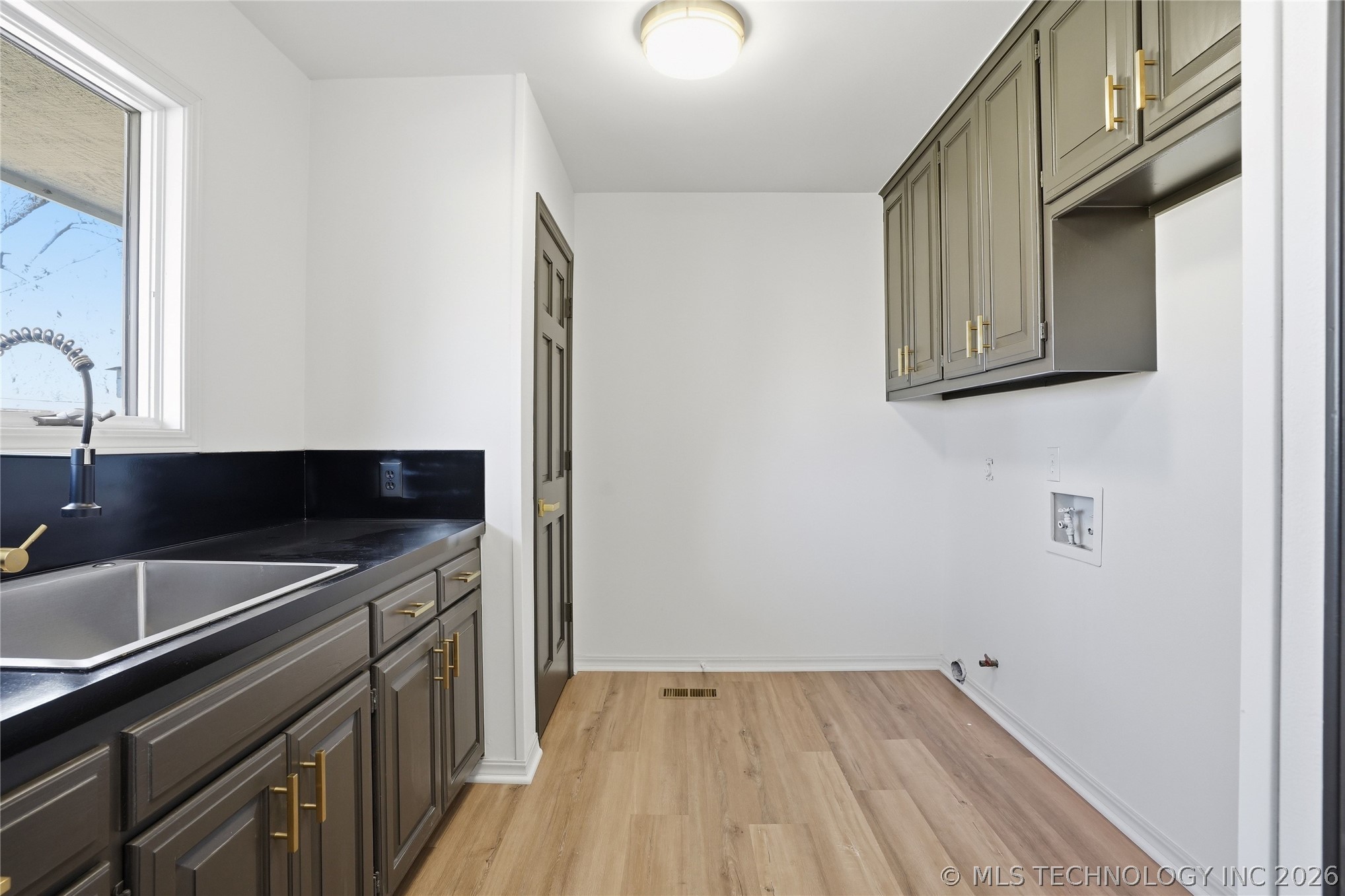 2425 E 53rd Street Property Photo 39