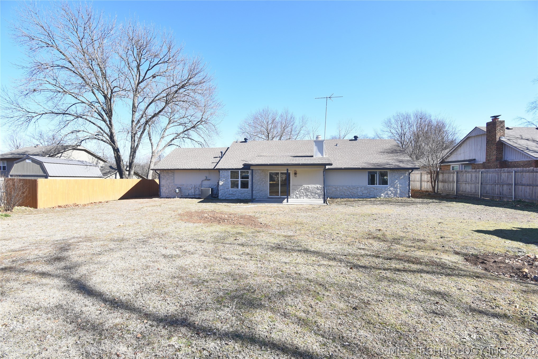 2419 Driftwood Drive Property Photo 3