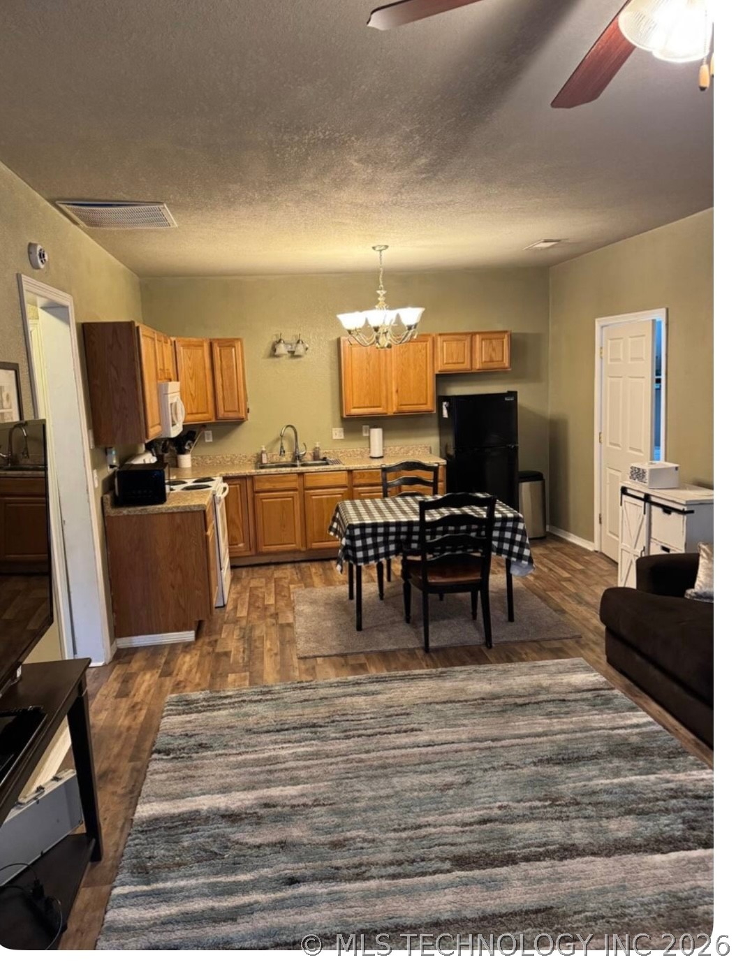 817 W Cedar Property Photo 6