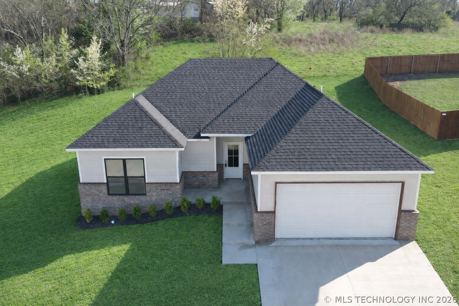 824 E Harlan Drive Property Photo 1