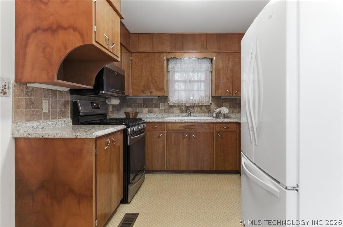 902 S Lake Road Property Photo 8
