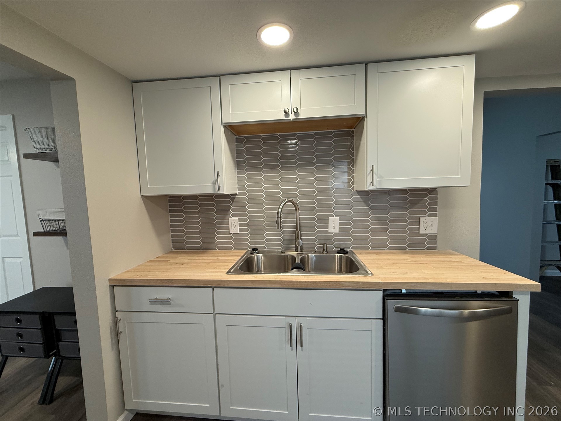 1012 N H Property Photo 5