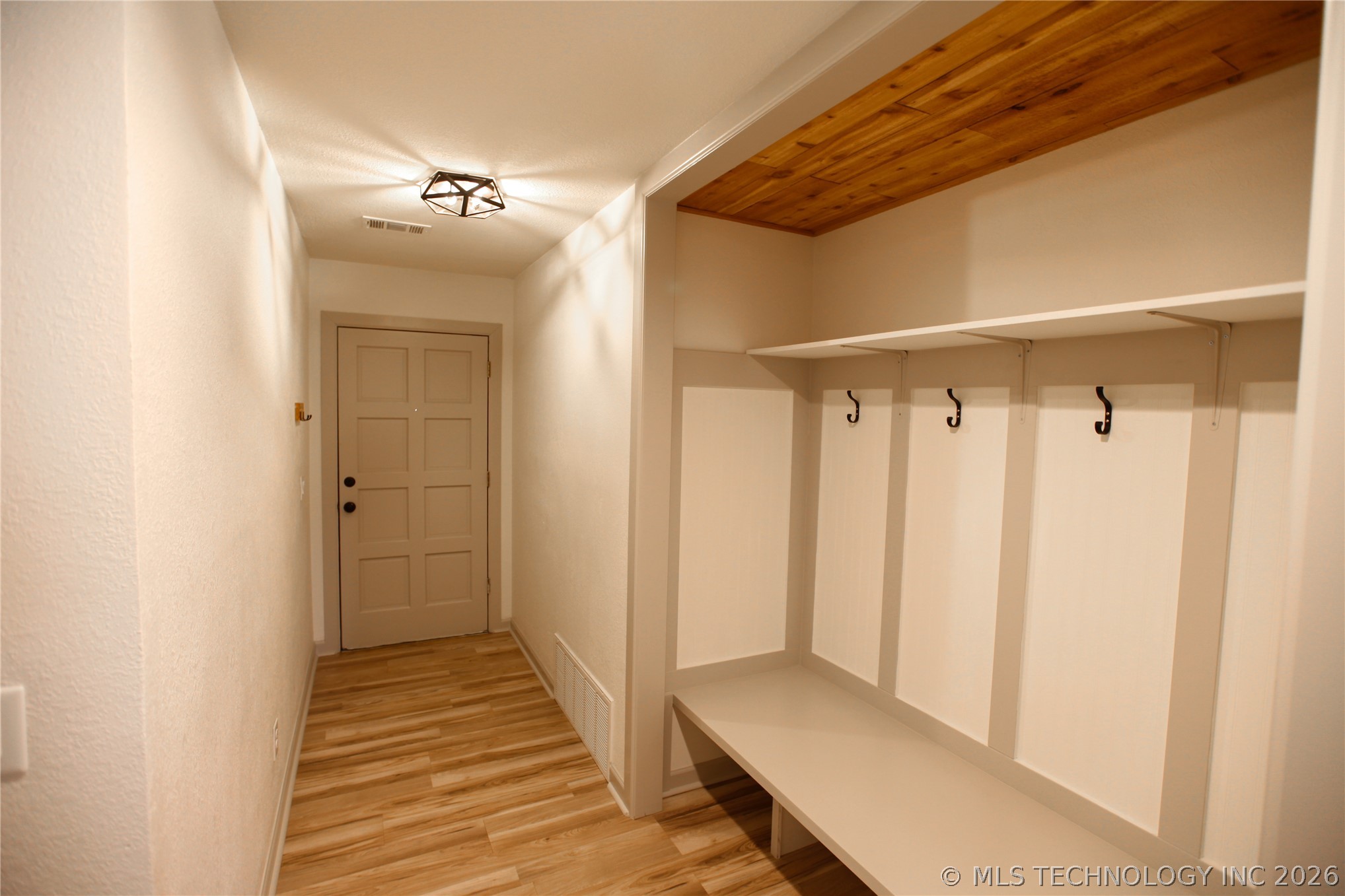 104 W Boston Street Property Photo 4