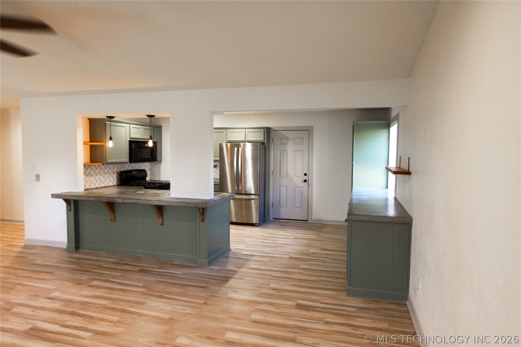 104 W Boston Street Property Photo 9