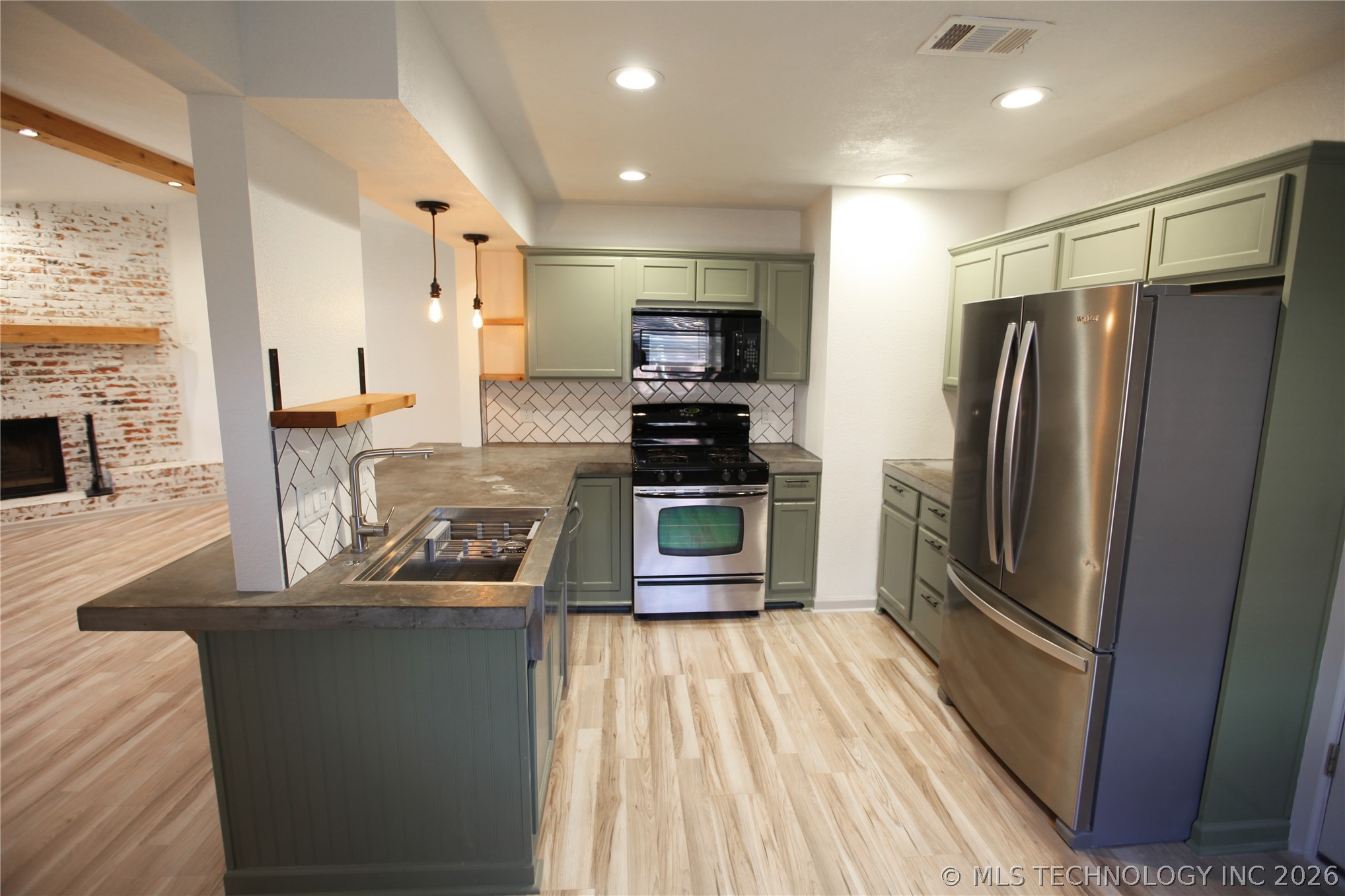 104 W Boston Street Property Photo 10