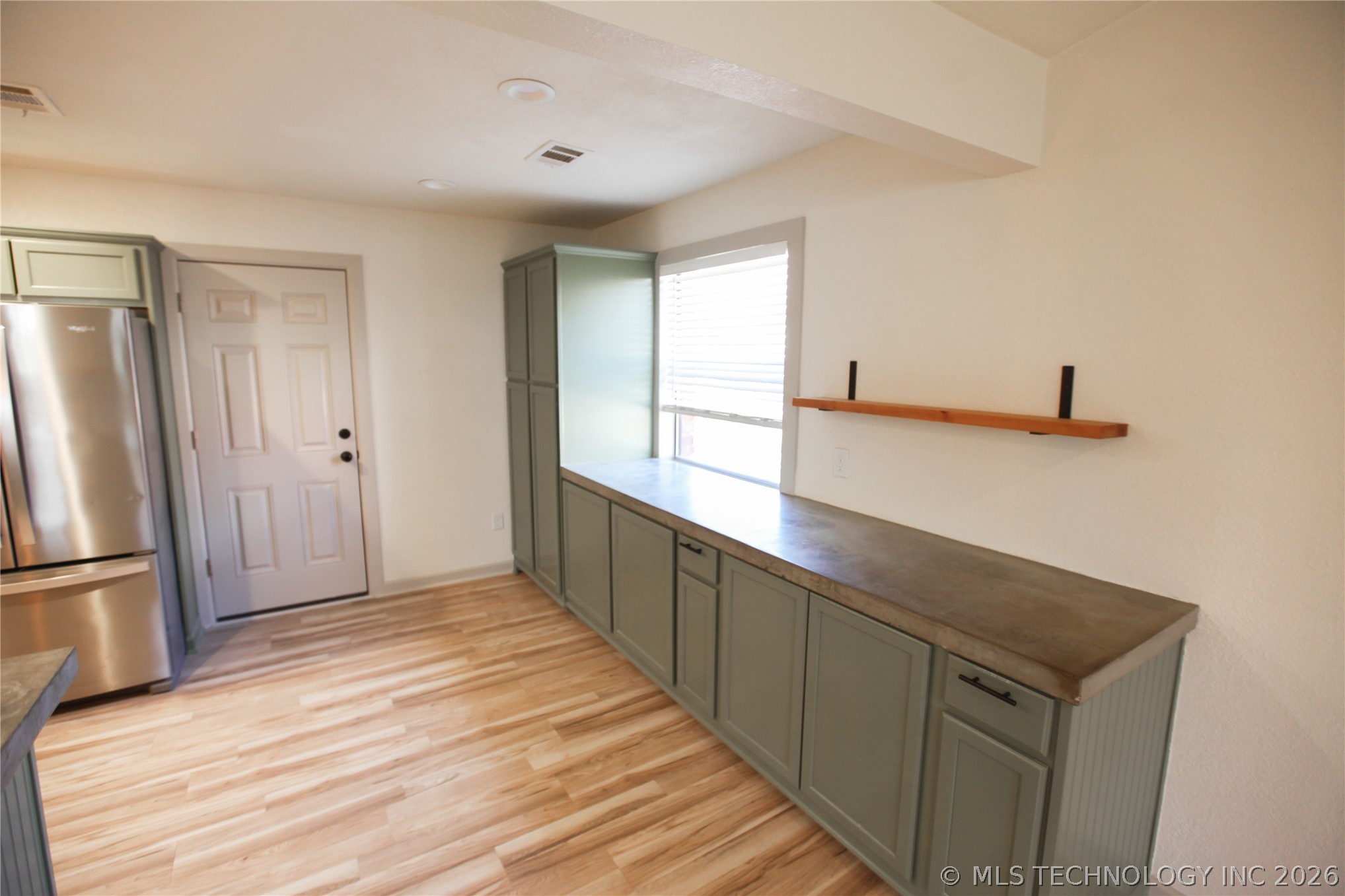 104 W Boston Street Property Photo 11