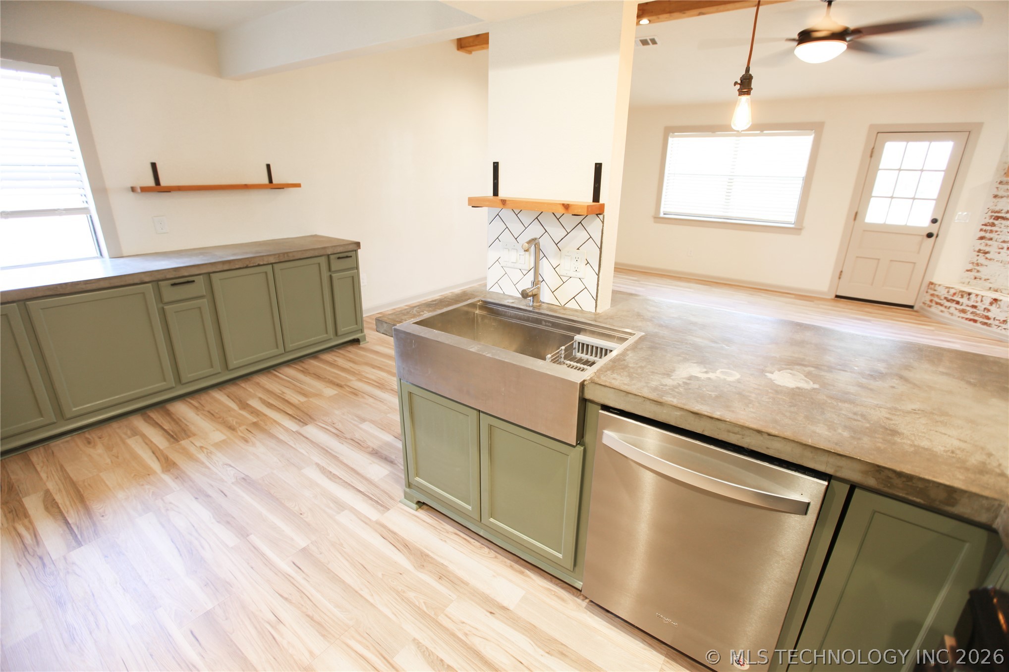 104 W Boston Street Property Photo 12