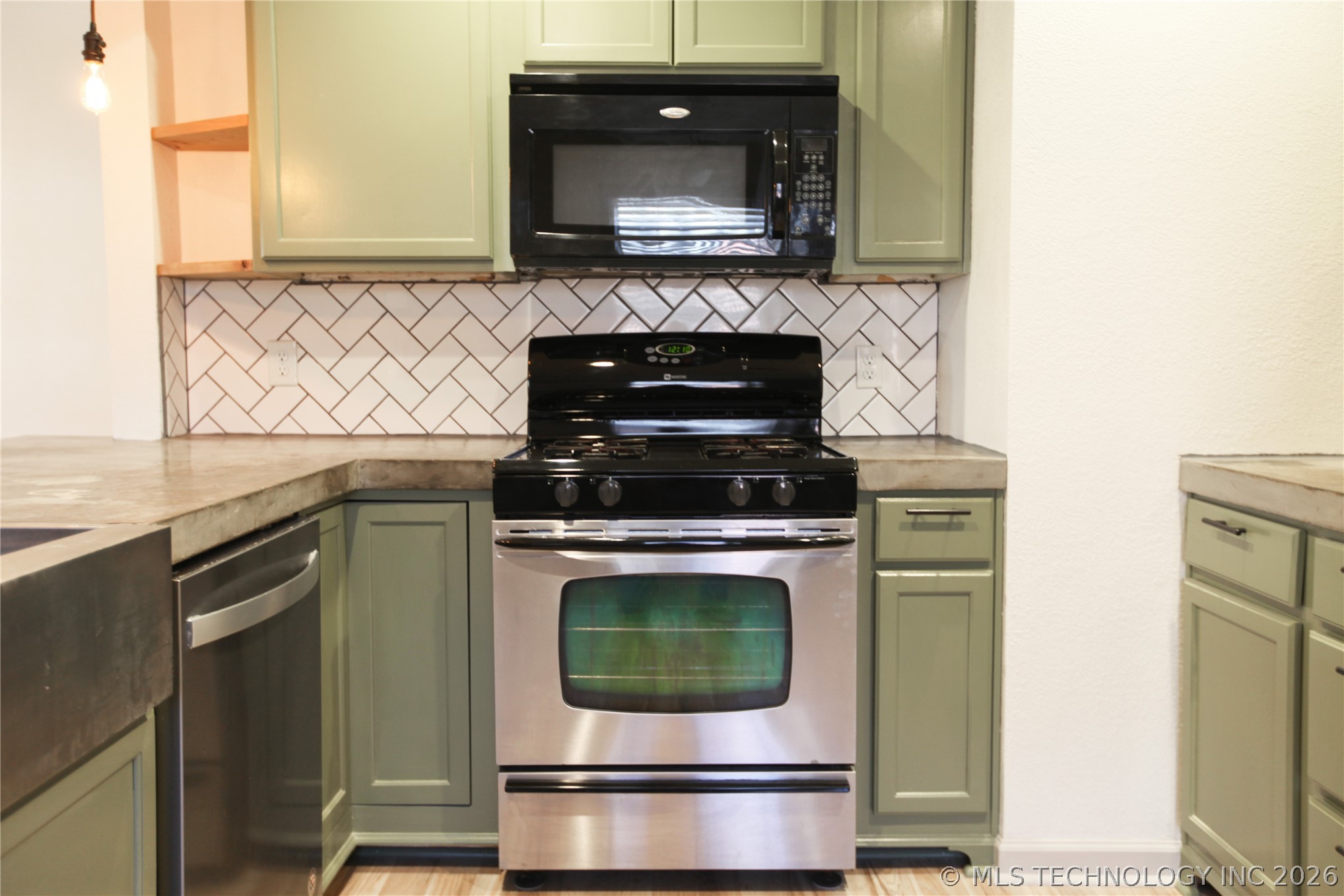 104 W Boston Street Property Photo 13