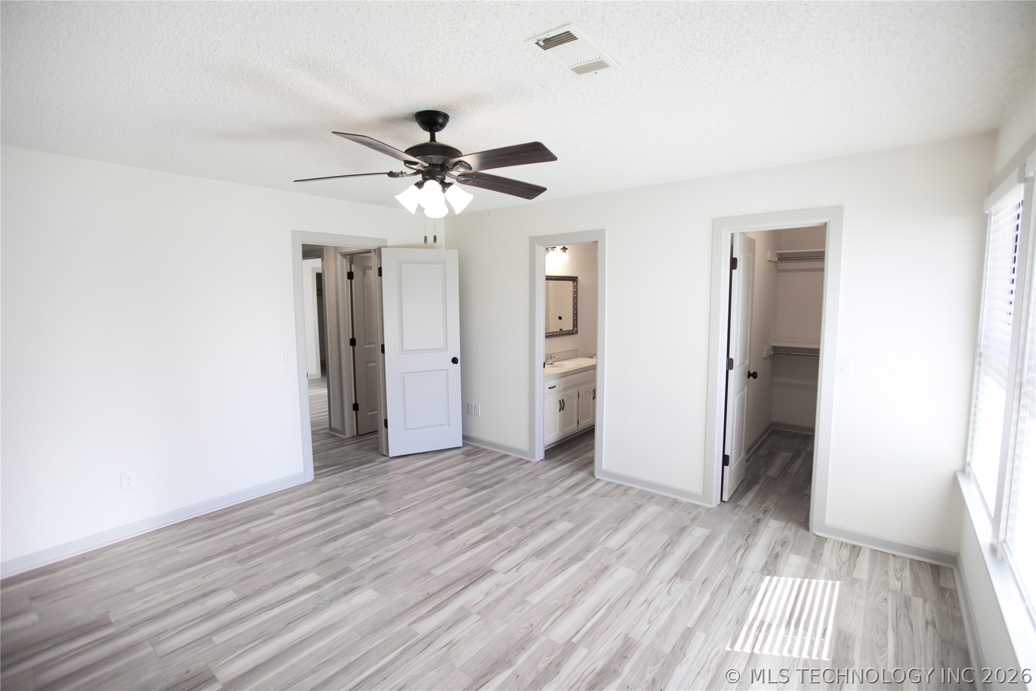 104 W Boston Street Property Photo 15