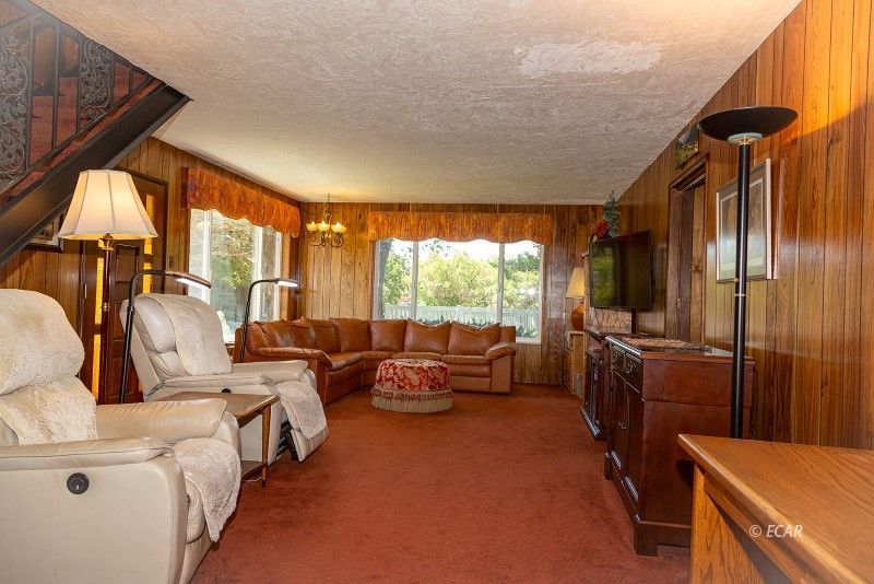 275 2nd Street Property Photo 3