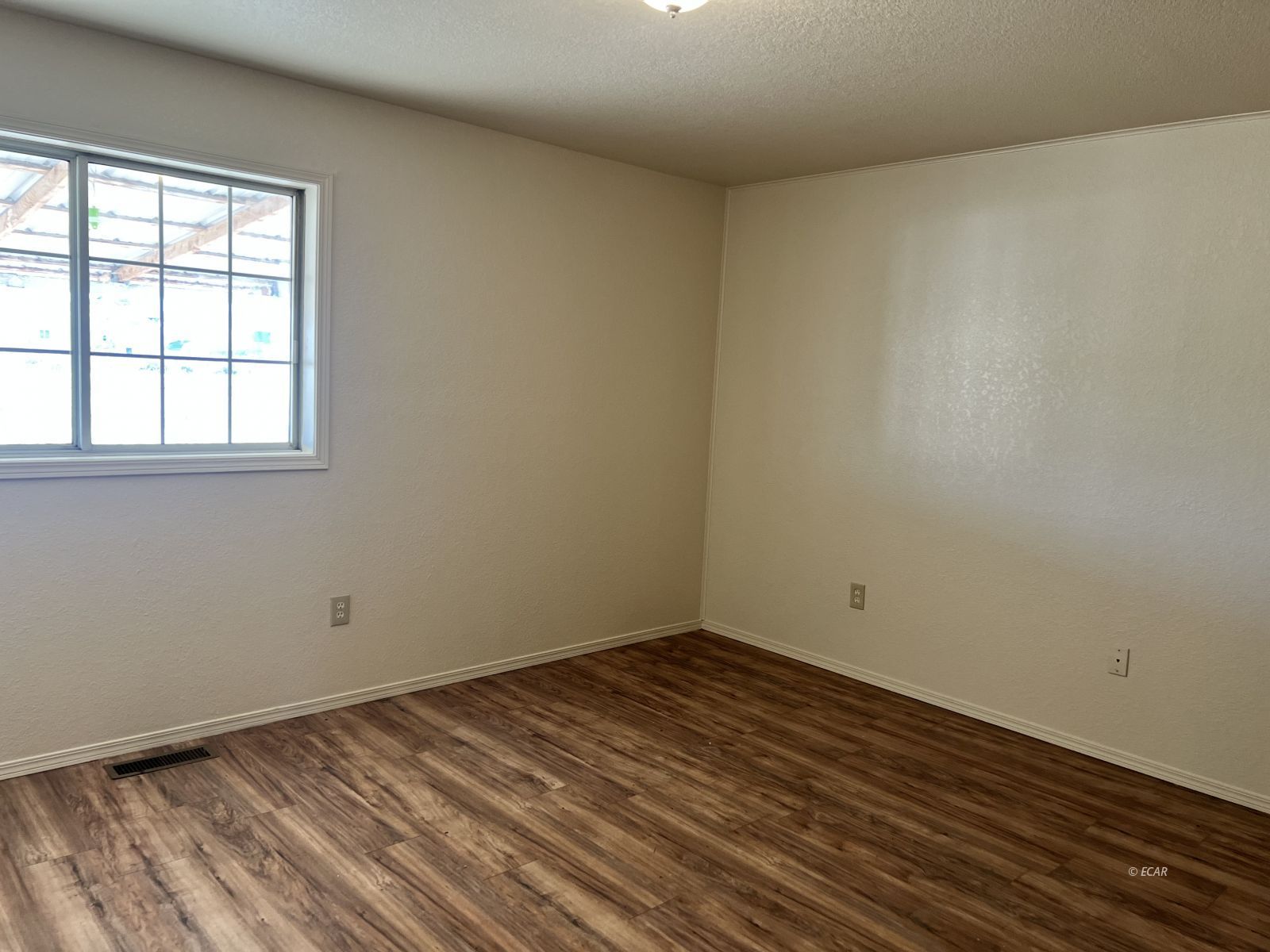 828 Thistle Drive Property Photo 5
