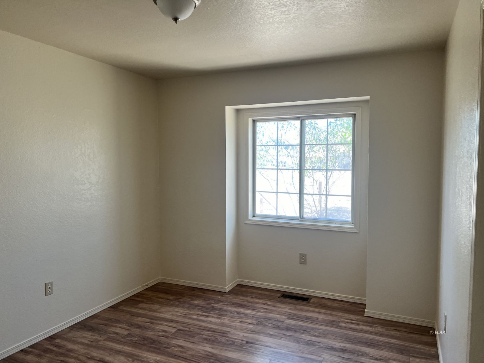 828 Thistle Drive Property Photo 6