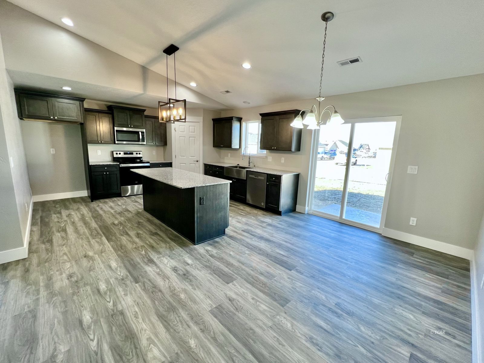 488 Flora Plaza Property Photo 4