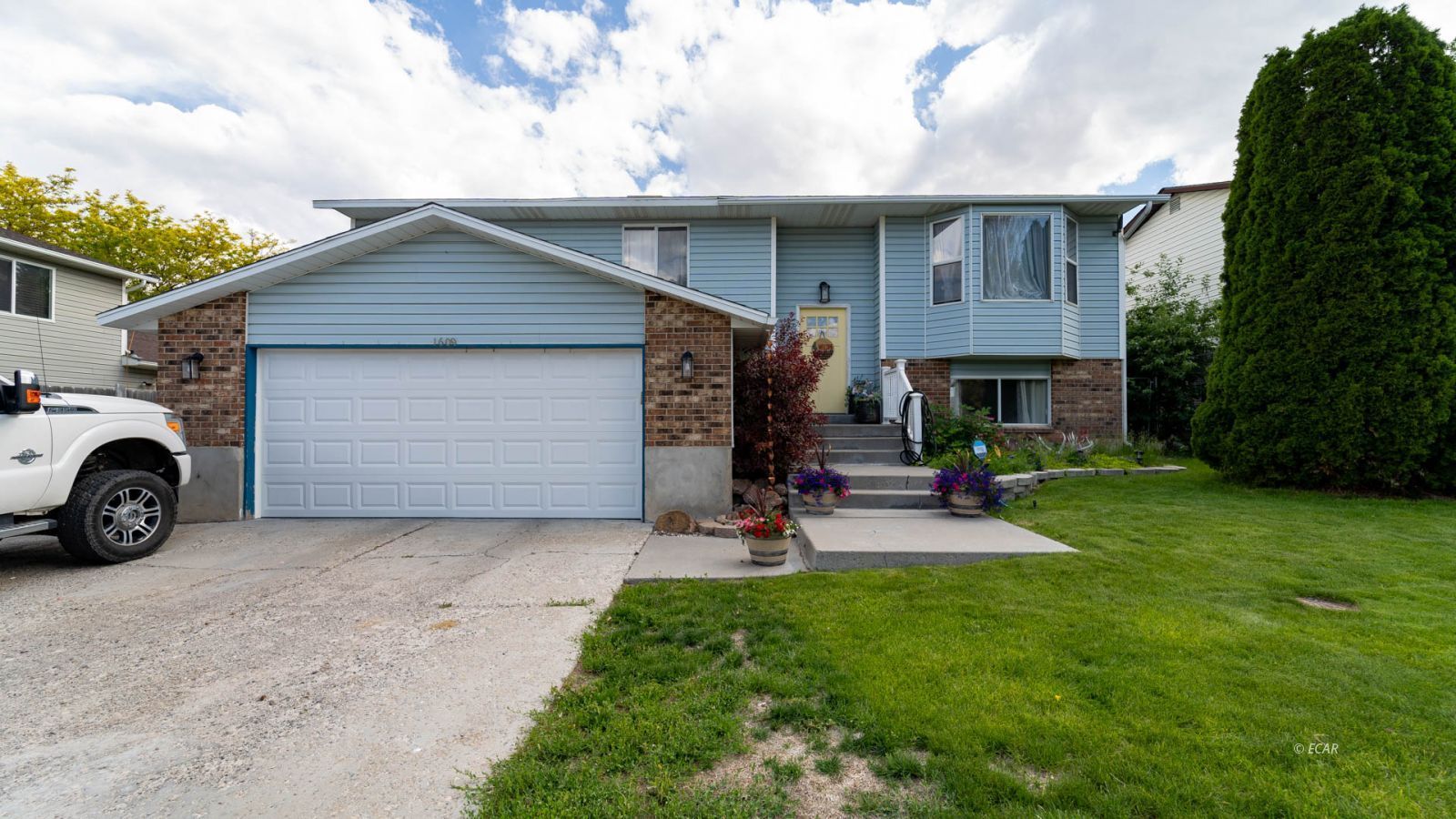 1609 Crestwood Drive Property Photo 1