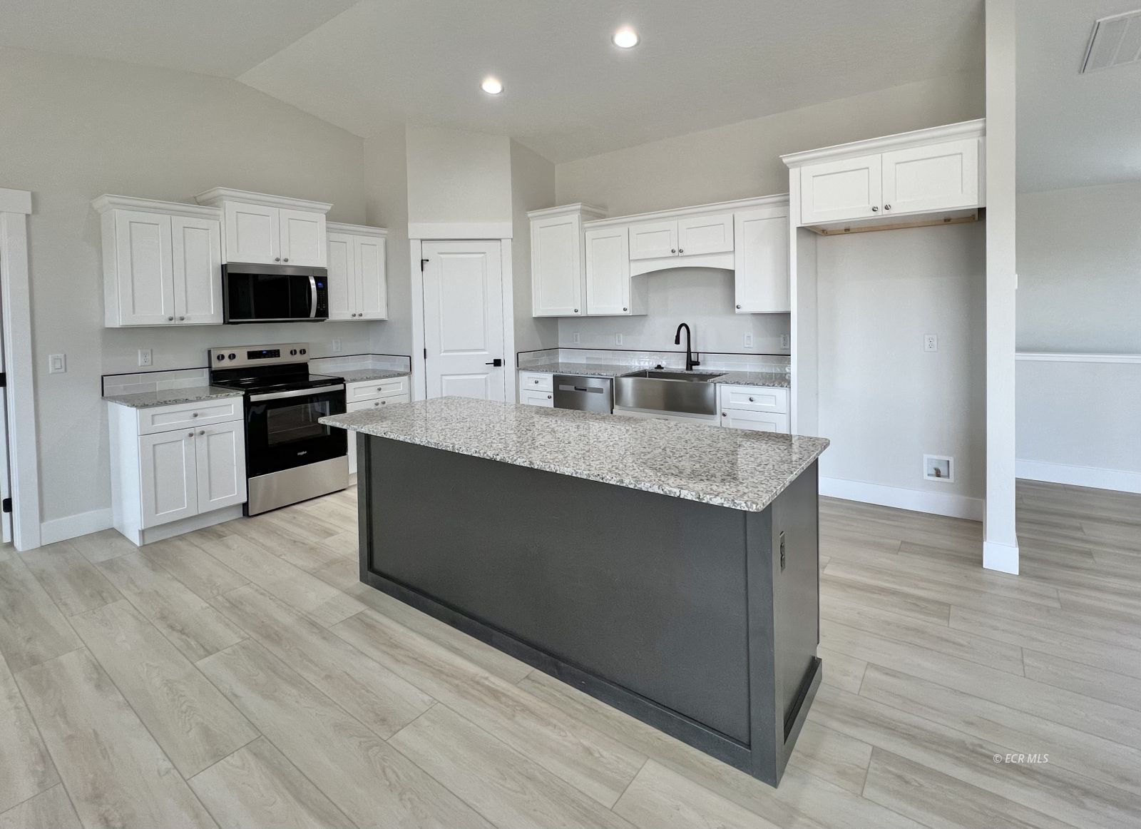 4449 York Boulevard Property Photo 6