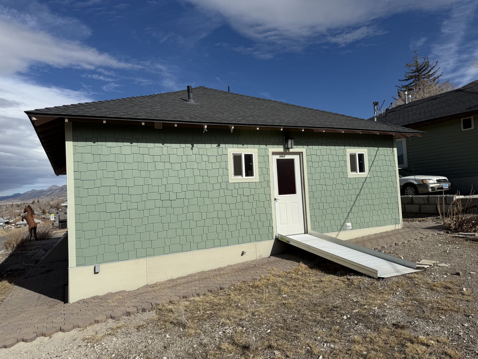 25 Avenue East Property Photo 2