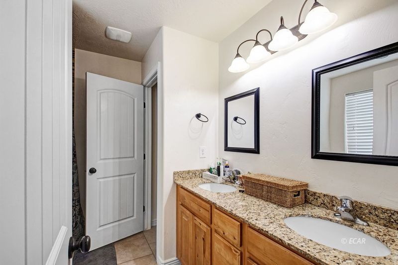 436 Country Club Plaza Property Photo 14