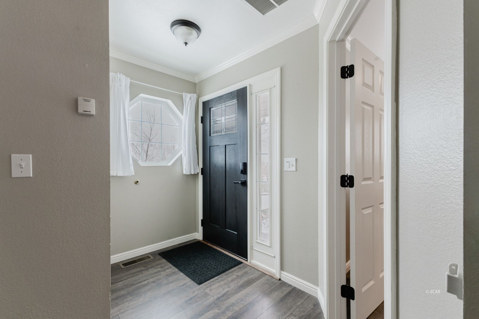 982 Ashburn Drive Property Photo 3