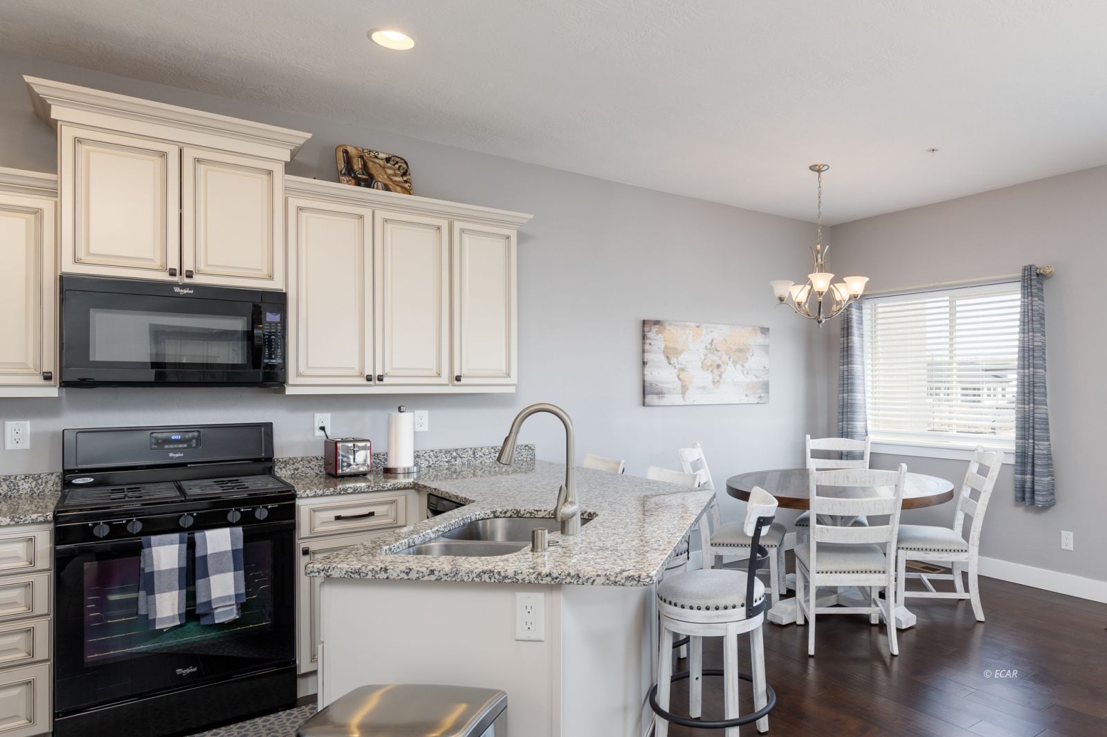 2450 Khoury Lane Property Photo 4